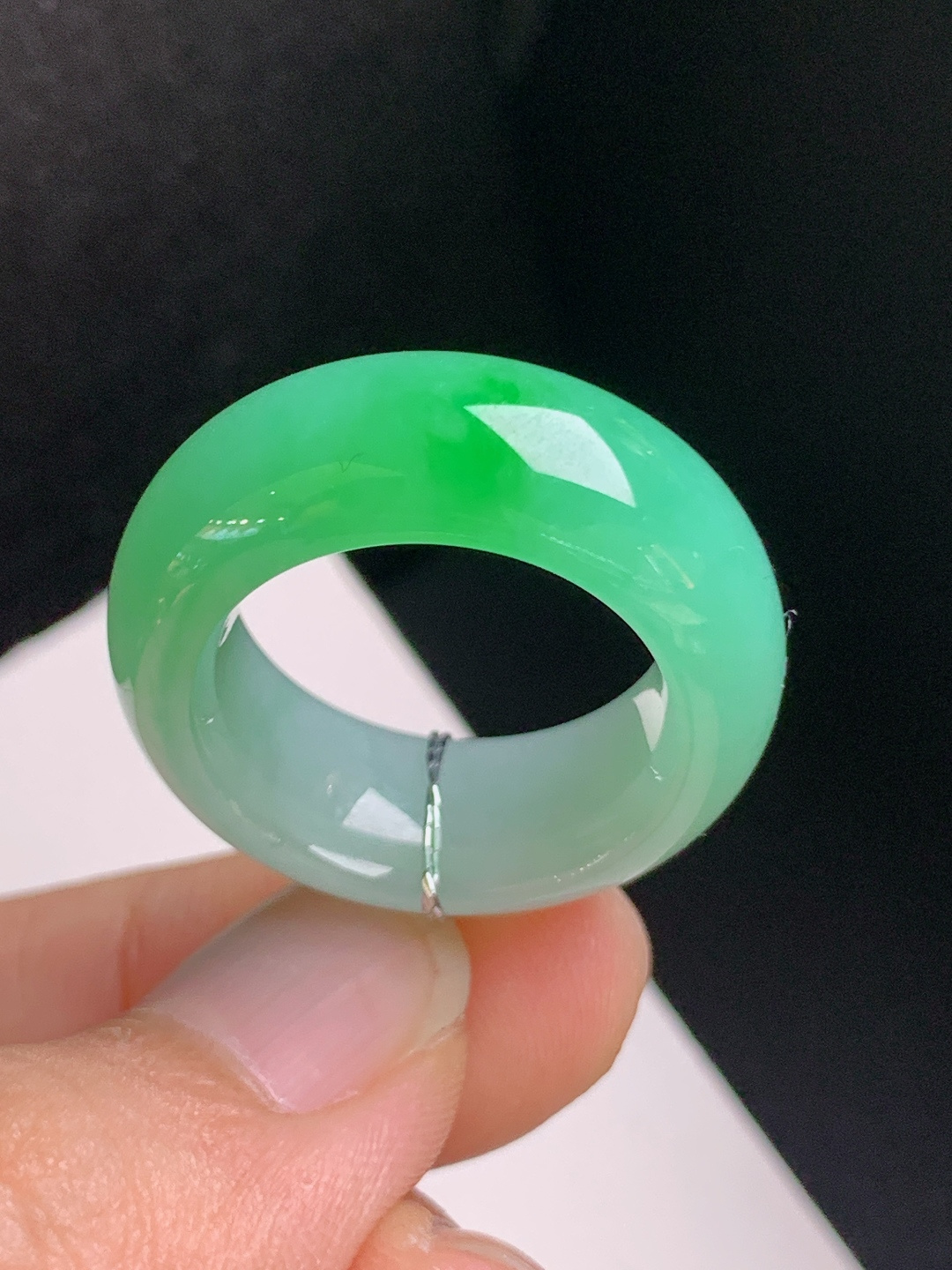 冰飘绿指环，种老细腻，翠色灵动，大气百搭，裸石27.3-9.3-5.2，圈口15
