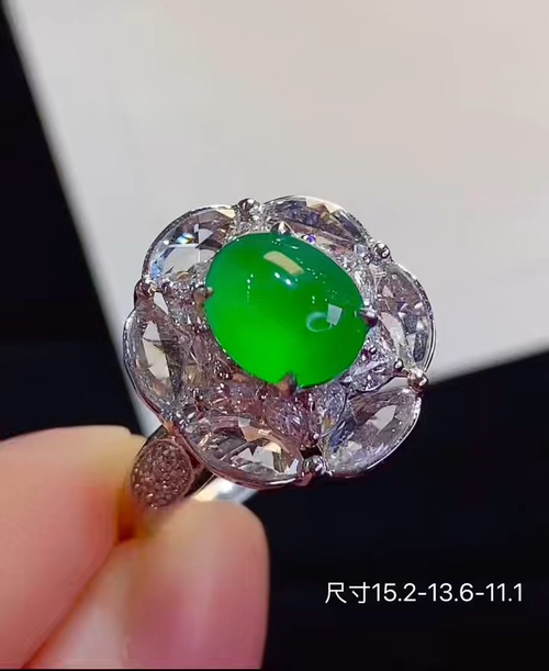 收藏精品 18k金+钻玻璃种蛋面戒指，饱满色满起荧光，款式时尚大方，性比高，无裂，15.2-13.6