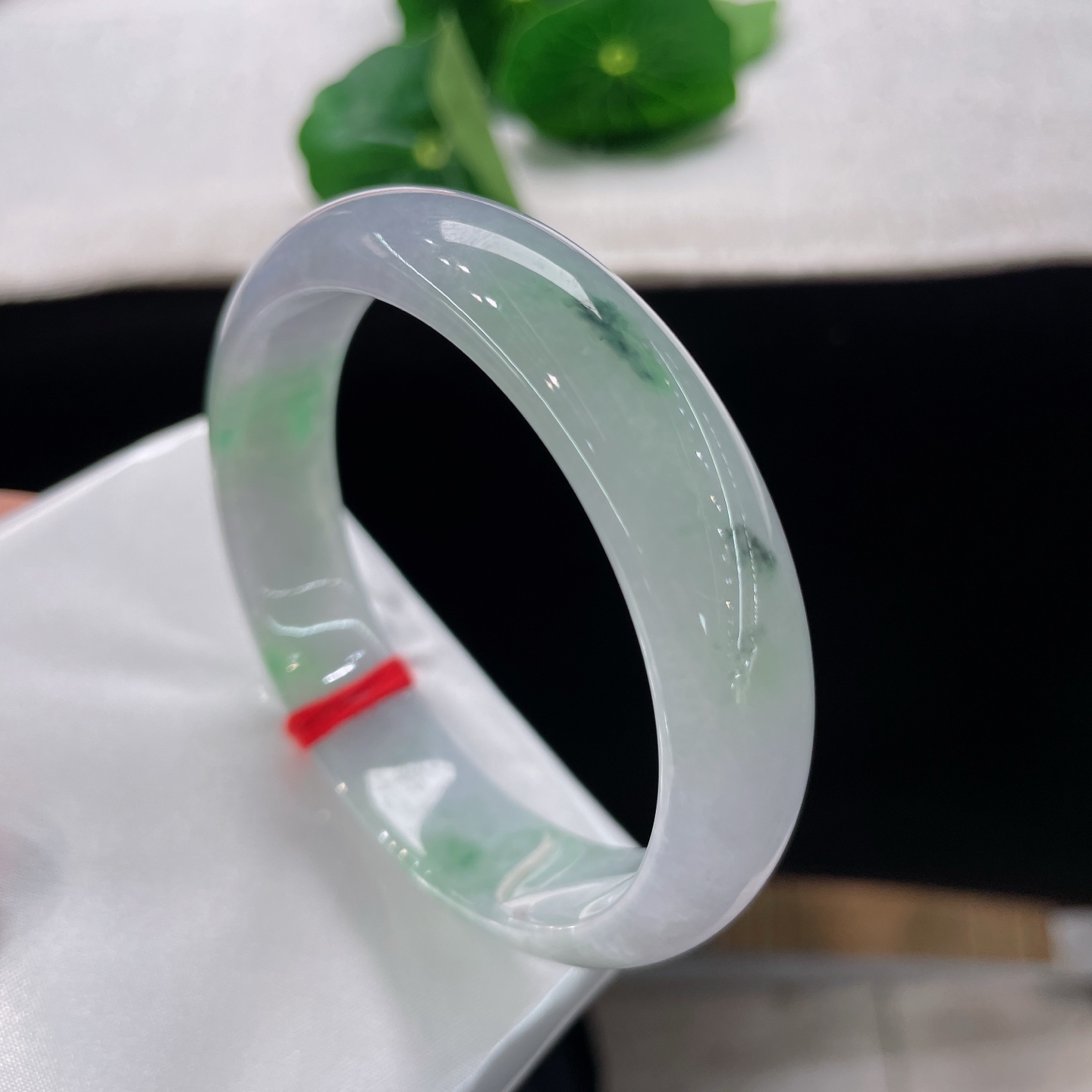 天然翡翠手镯，春彩正圈，54/55可戴，清透冰底晕染几缕柔翠，似薄雾漫过青涧。无裂