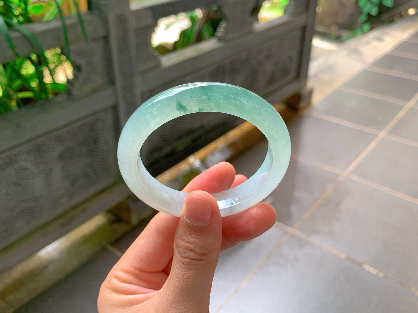｜56圈口
半山半水飘绿花平安镯
冰透水灵，清润底色晕染灵动绿花，清新脱俗