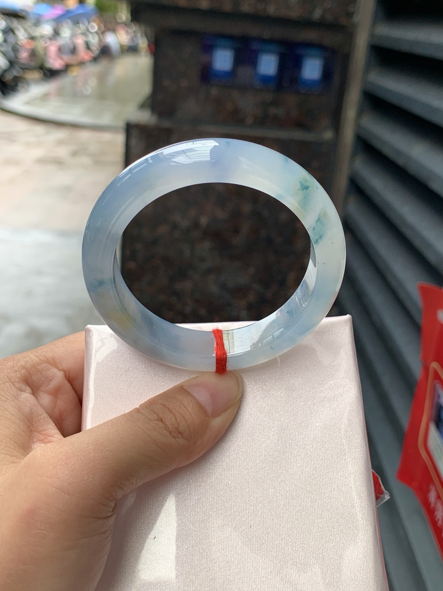 莫奈正圈,打灯纹裂，底妆冰润细腻，浓郁满色紫霞仙子，仿佛莫奈笔下的鸢尾花丛一同盛放，一脚踏入春天的感觉，见光不失色。