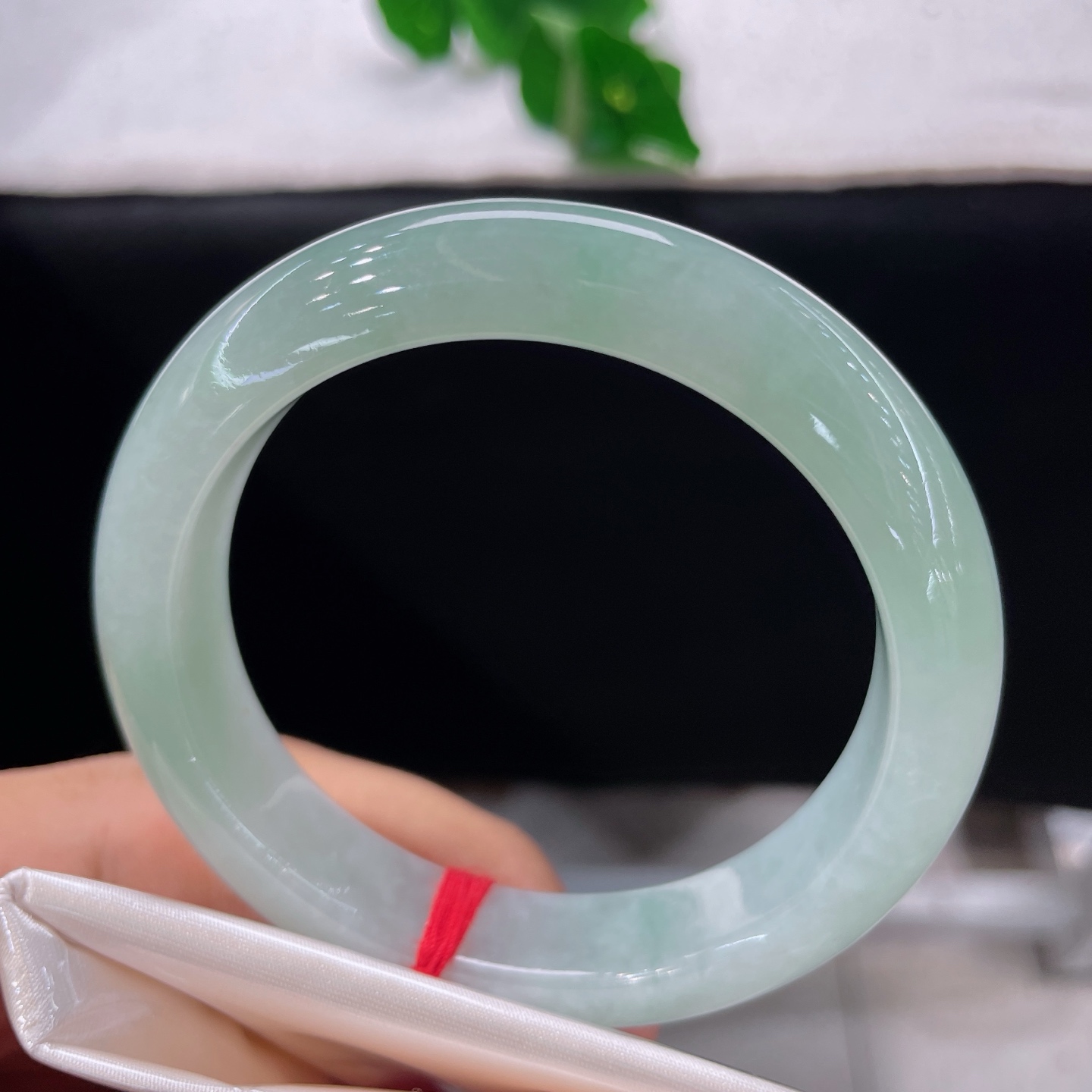 天然翡翠手镯 圈口56.7/12.6/8，冰晴底正圈，56/57可戴，玉蓄湖光色，清辉绕腕生，无裂。