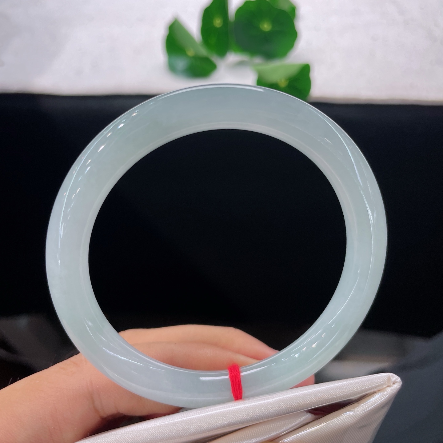 天然翡翠手镯 圈口58/8.6，晴底圆条，正圈59/60可戴，仿若清溪映月，质地澄澈温润。镯身泛着浅淡湖青，玉质细腻。无裂。