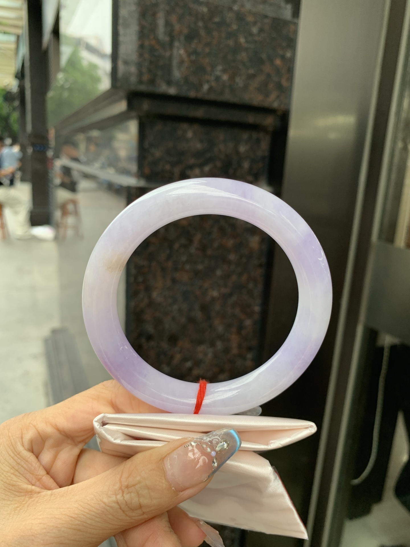 圆条，打灯细纹，底妆水润，满圈紫罗兰吸睛抢眼，浪漫迷人，仙气飘飘，优雅高贵显气质，感满满，满满紫罗兰底色均匀不失色，不同光线不一样视觉感受