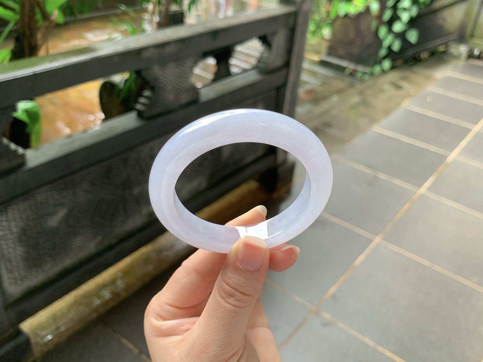 🪻｜56圈口
冰底飘绿丝翡翠手镯
种水通透起胶，底子干净清爽
丝丝绿韵灵动点缀，清雅耐看不挑肤色，
