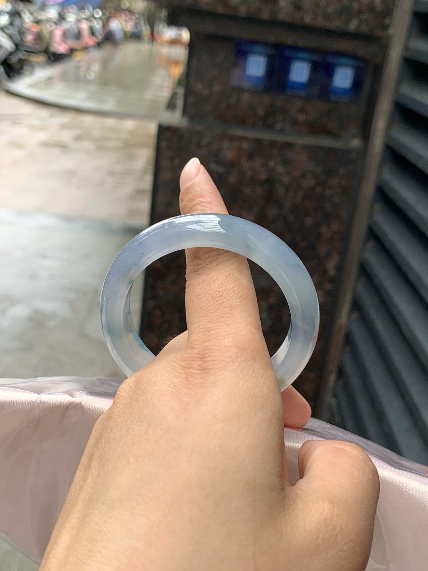 莫奈正圈,打灯纹裂，底妆冰润细腻，浓郁满色紫霞仙子，仿佛莫奈笔下的鸢尾花丛一同盛放，一脚踏入春天的感觉，见光不失色。