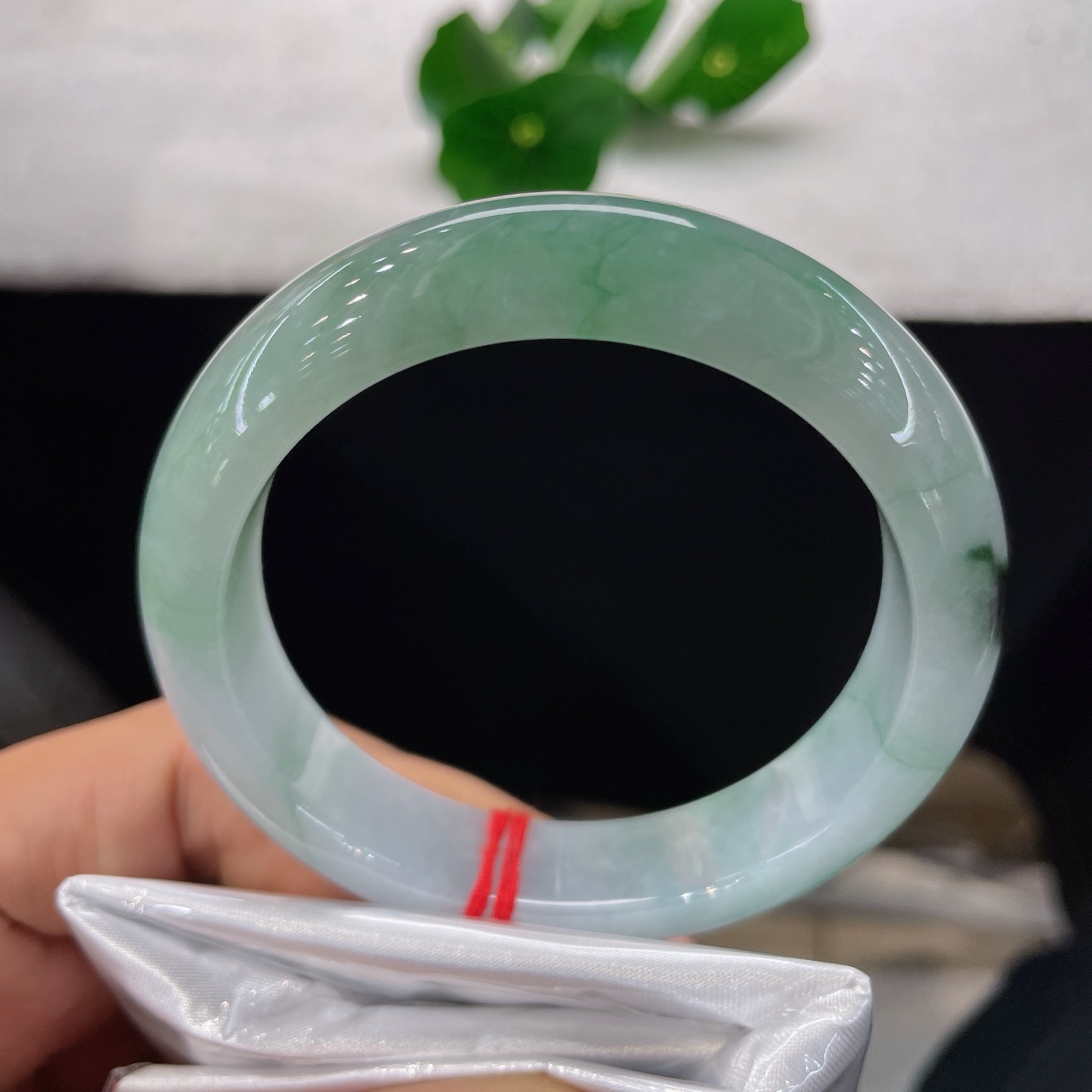 天然翡翠手镯 圈口56.2/13.2/8.9，飘绿正圈，56/57可戴，仿若烟岚浮于冰湖，墨翠晕染如远山黛色。无裂。
