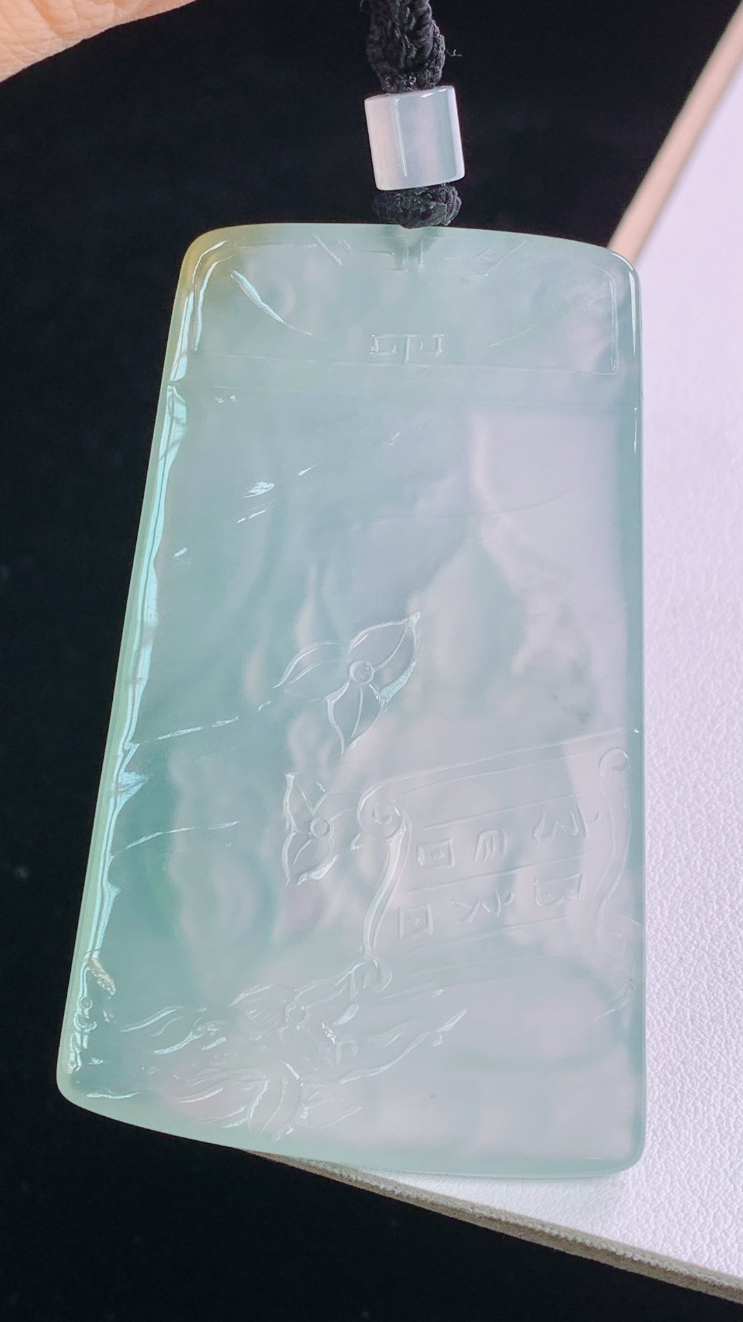 冰黄大势至观音，水润细腻，雕工精湛，无裂，尺寸:68.6-43.9-6.0mm