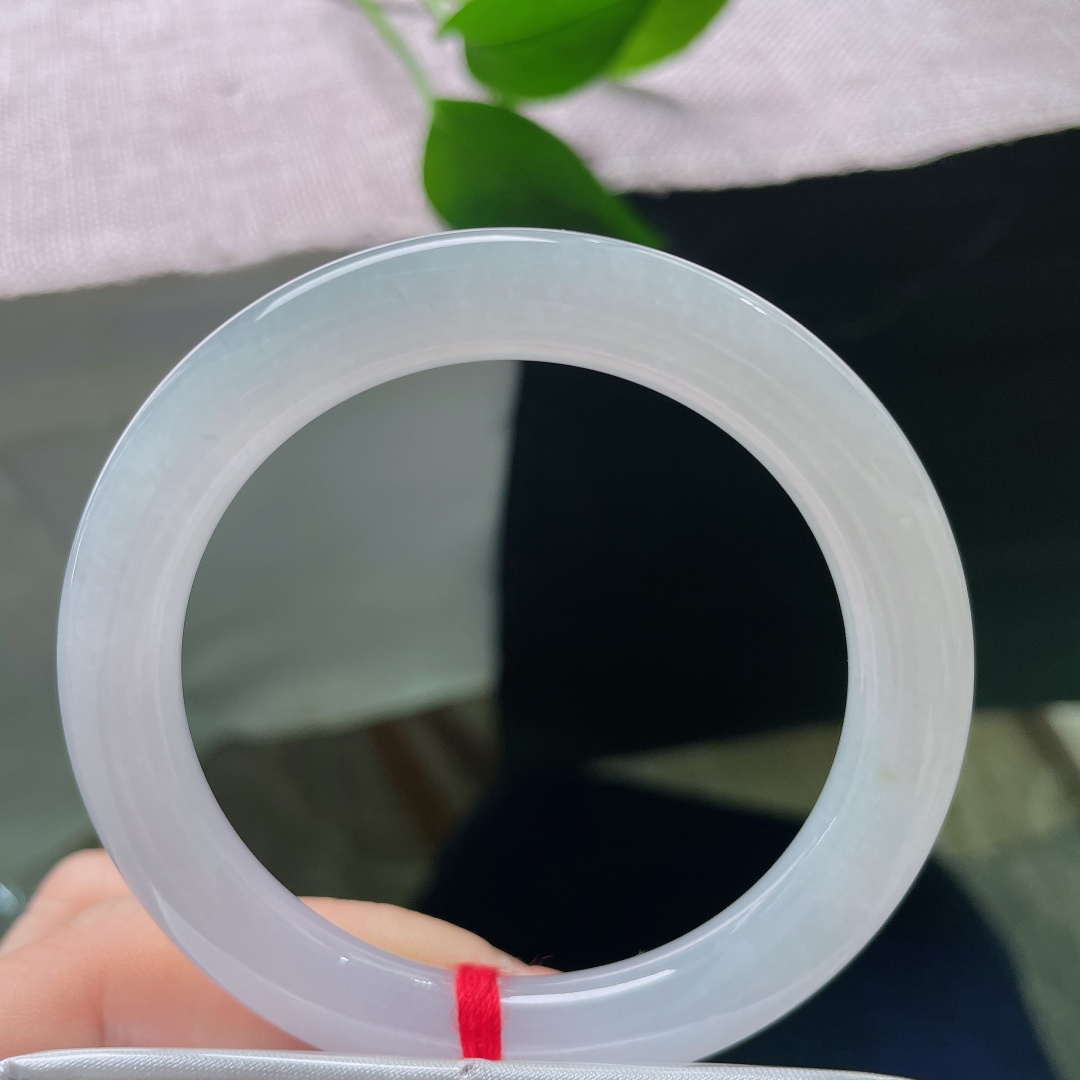 54.8/9.4，圆条，无裂，洒金，上手温婉大方，洁白色调十分衬肤色，不管日常通勤还是雅致穿搭都可以适配。ss58346a