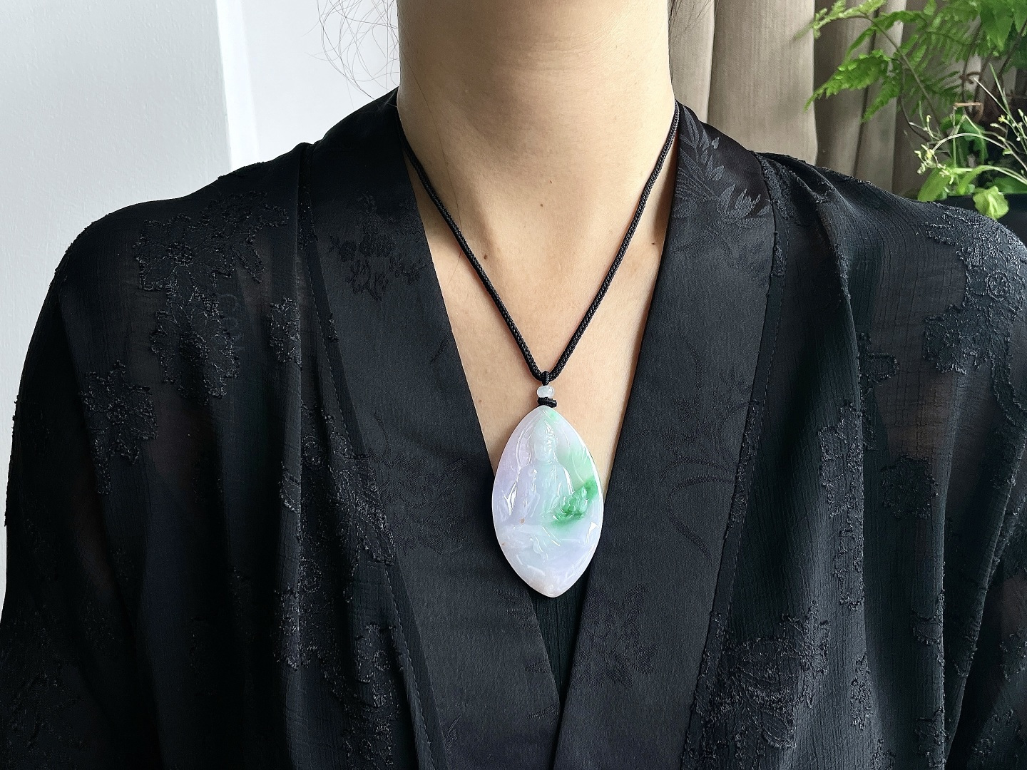 冰春彩大势至菩萨持莲观音牌吊坠，无裂，性比高，厚装，尺寸69.7-41-6.3，重量35.6克