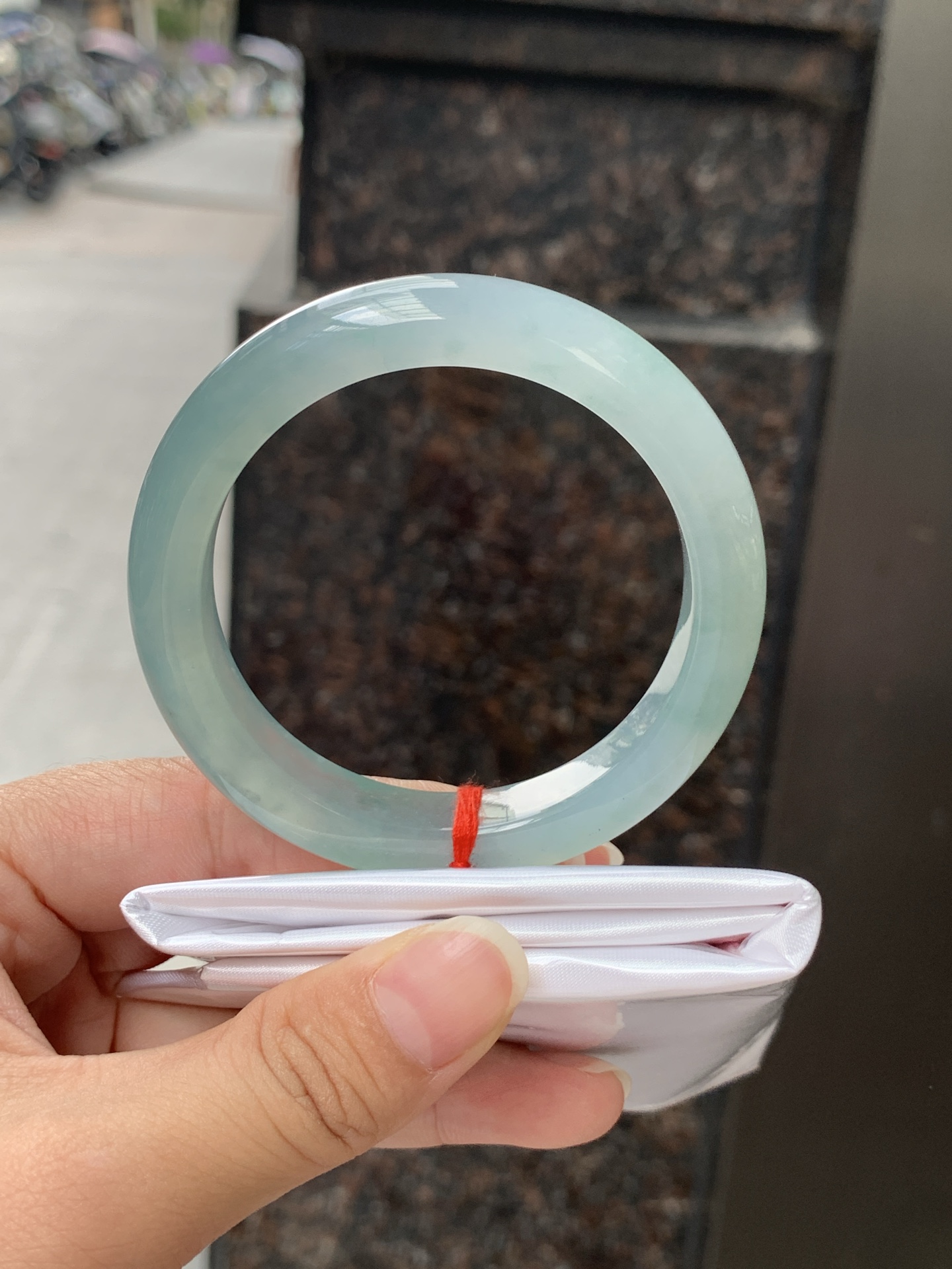 冰绿正圈,打灯纹裂，晴水底色清透如月光，几抹甜绿飘色灵动飘逸，像春日林间的溪水，清润又治愈。
