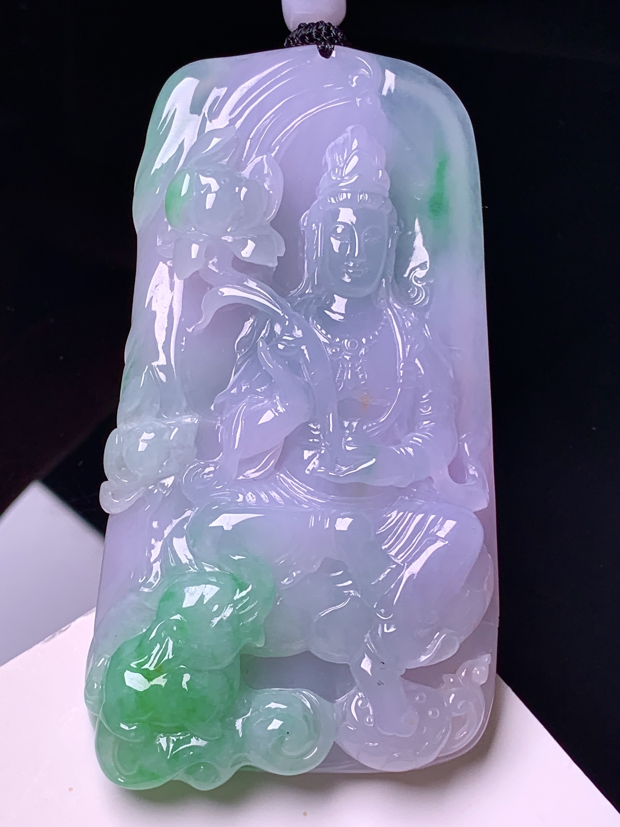 飘绿观音菩萨吊坠 玉质细腻 色泽艳丽清新 水润亮眼 整体尺寸77.5*41.2*10.8 w1