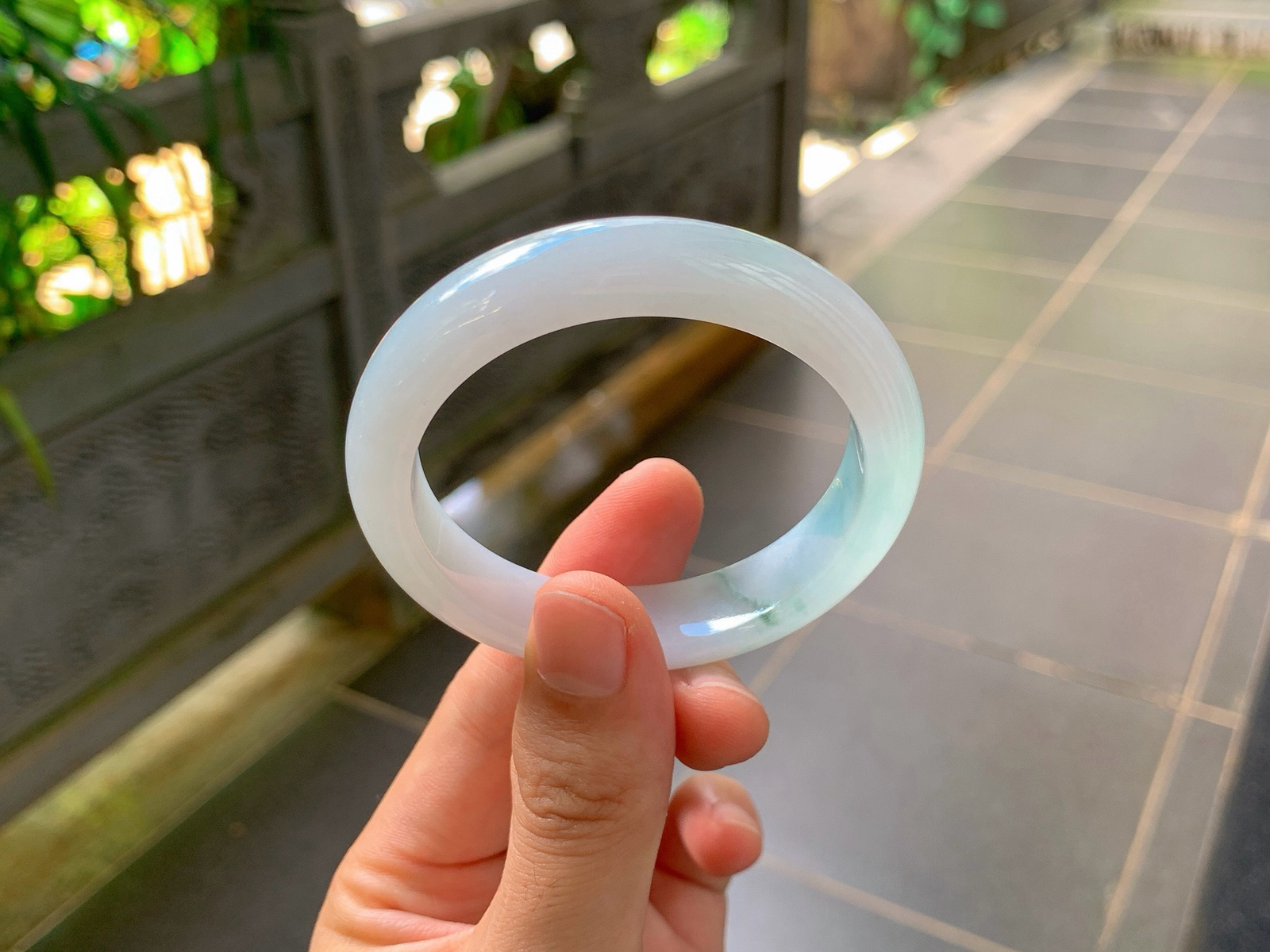 ｜53圈口
半山半水飘花平安镯
清润透亮，零星翠色若隐若现，上手干净清爽，仙气十足