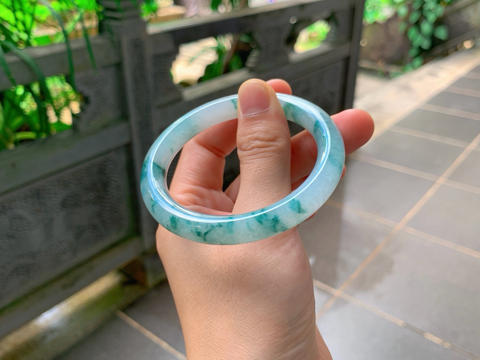 ｜57圈口
条粗：9.6
飘蓝花福镯
蓝花肆意晕染散开，灵动写意，飘逸仙气