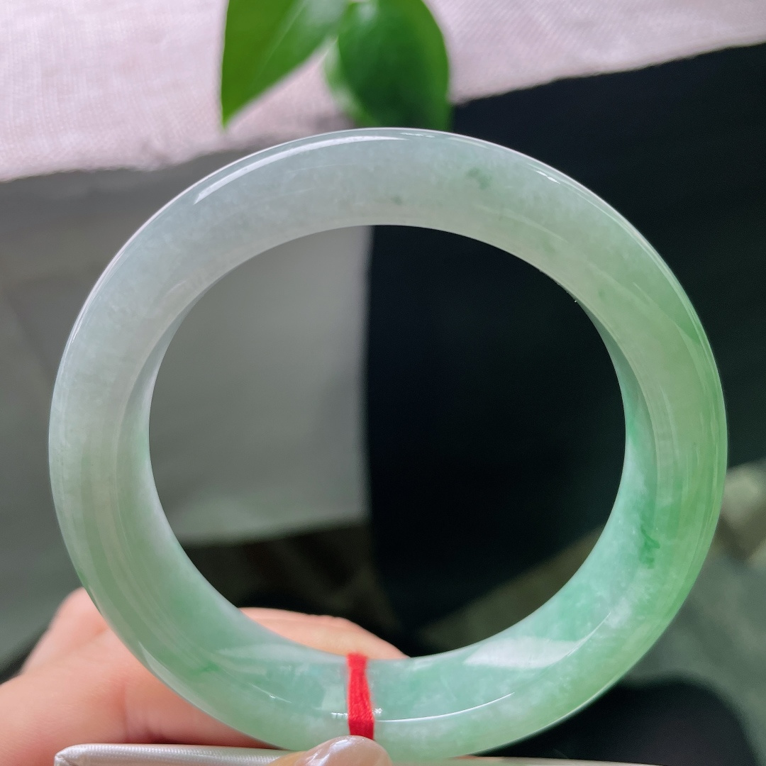 56.3/12.6/9.1，绿底正圈，无裂，将一湖春日翠意封存于玉圈，不求瞬间的惊艳，愿这份清雅温润