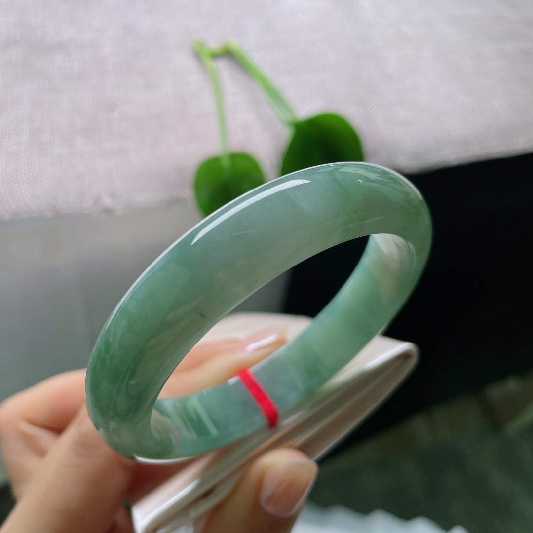 56.3/12.8/9，飘花正圈，有棉线，色沉如水墨晕染，玉质细腻油润，光泽内敛沉稳，端庄大气中透着一股沉静力量。ss57569a