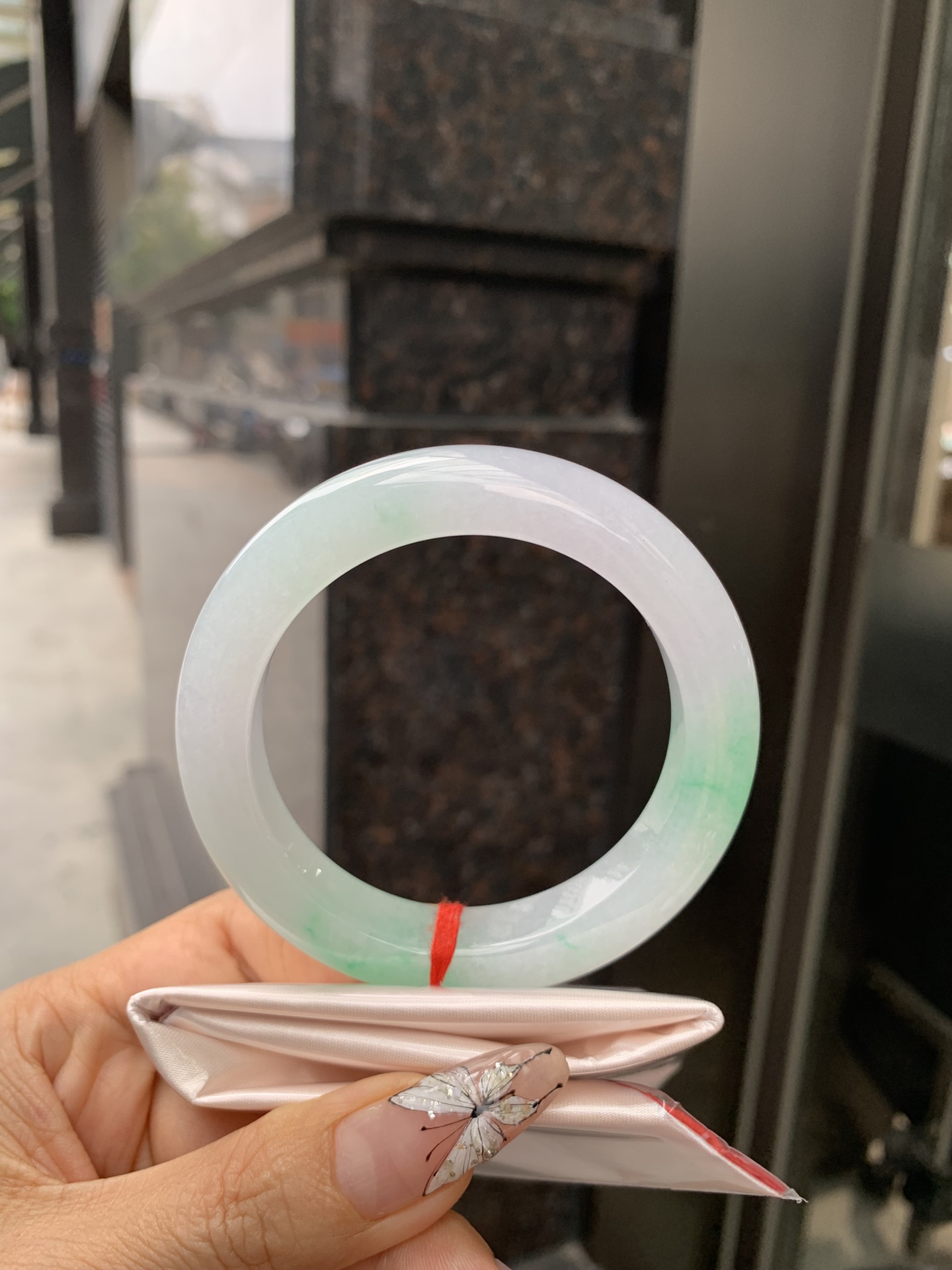 冰飘绿正圈,打灯细纹，玉质冰润细腻，清爽的底子飘几抹甜阳绿花，鲜活而灵动，犹如新冒的嫩芽，艳丽惹人