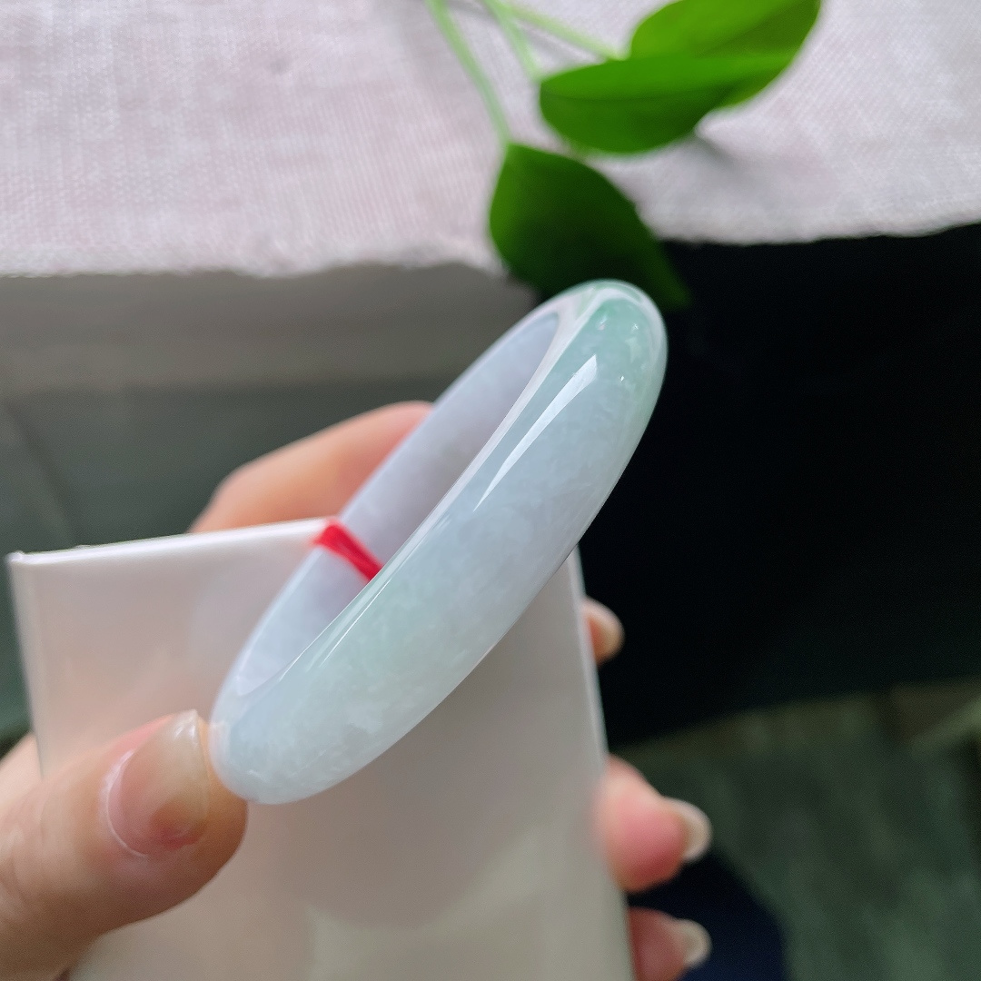 50.5/11.3/8.0，飘绿正圈，一点皮纹，玉质通透干净，水光内敛，尽显玉石温润本色。ss58350a