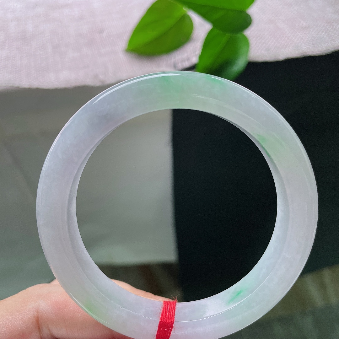 56.7/11/9.3，春彩正圈，一点皮纹，柔光漫过镯身，淡紫与浅绿缓缓相融，色彩过渡轻柔舒缓，不艳