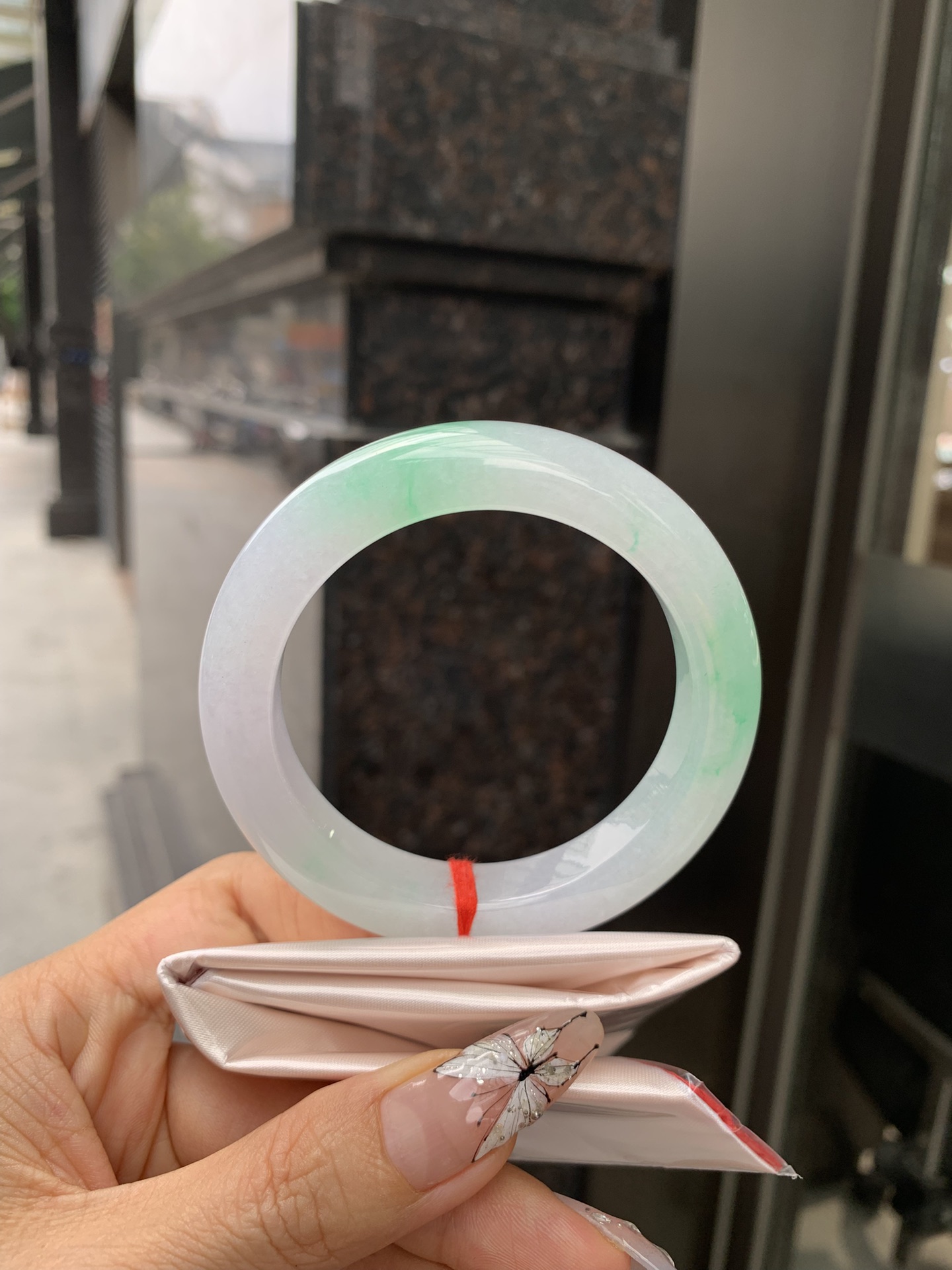 冰飘绿正圈,打灯细纹，玉质冰润细腻，清爽的底子飘几抹甜阳绿花，鲜活而灵动，犹如新冒的嫩芽，艳丽惹人