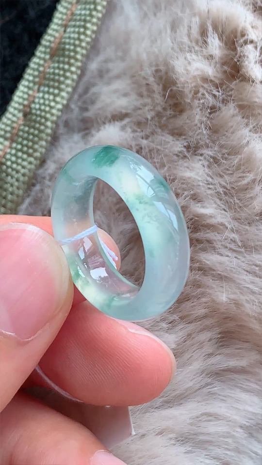 天然翡翠'戒圈，冰种无裂，飘绿花，尺寸圈口11-6.3-4 aa96