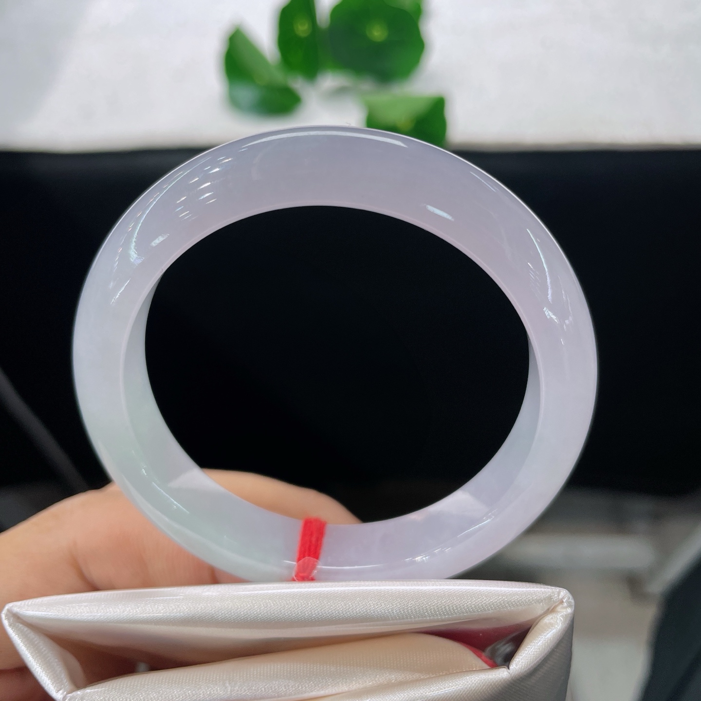 天然翡翠手镯 圈口52/11.6/8，正圈，51/52可戴，仿若轻烟笼月，质地澄澈莹润。清浅柔和，玉