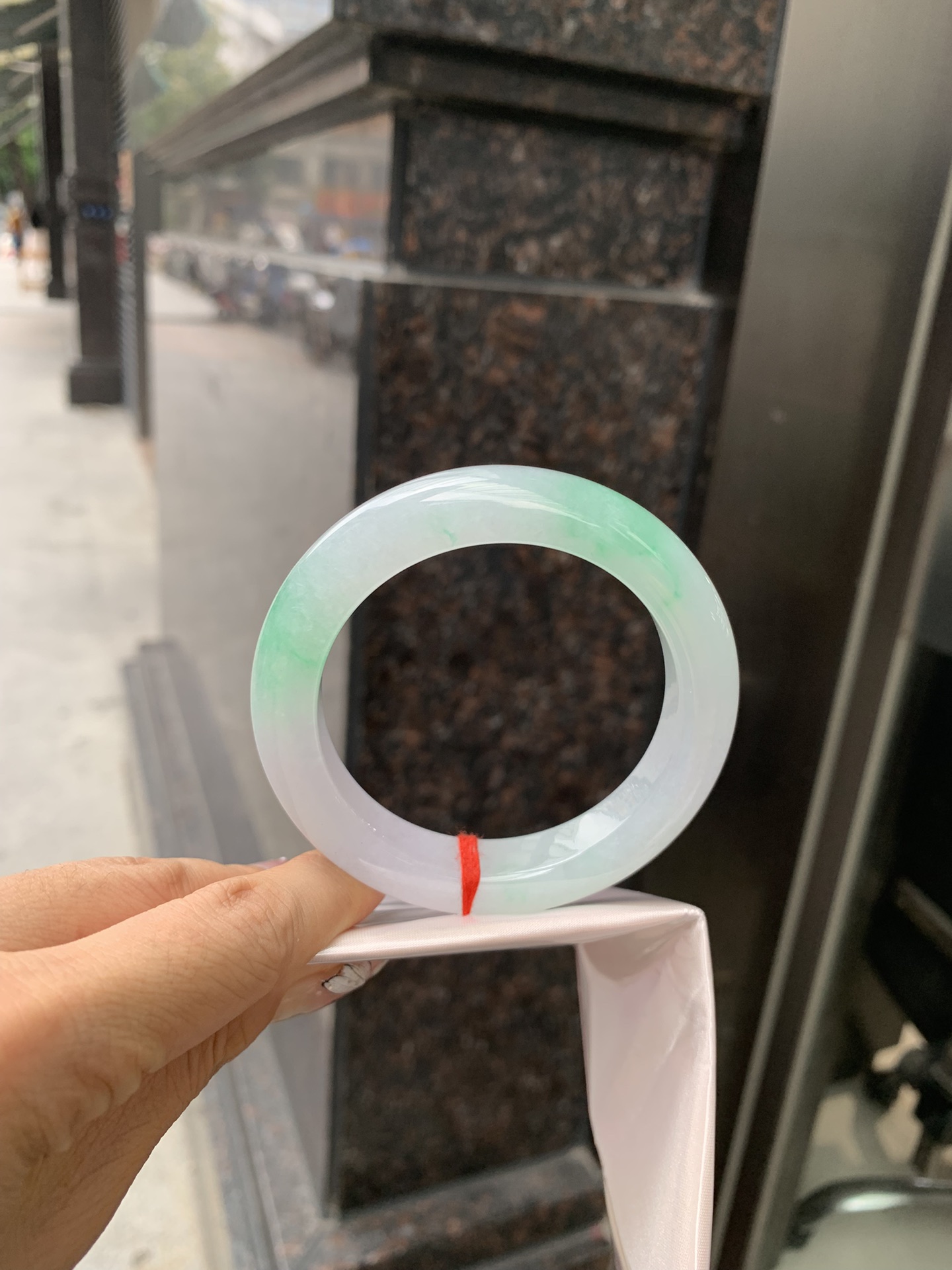 冰飘绿正圈,打灯细纹，玉质冰润细腻，清爽的底子飘几抹甜阳绿花，鲜活而灵动，犹如新冒的嫩芽，艳丽惹人