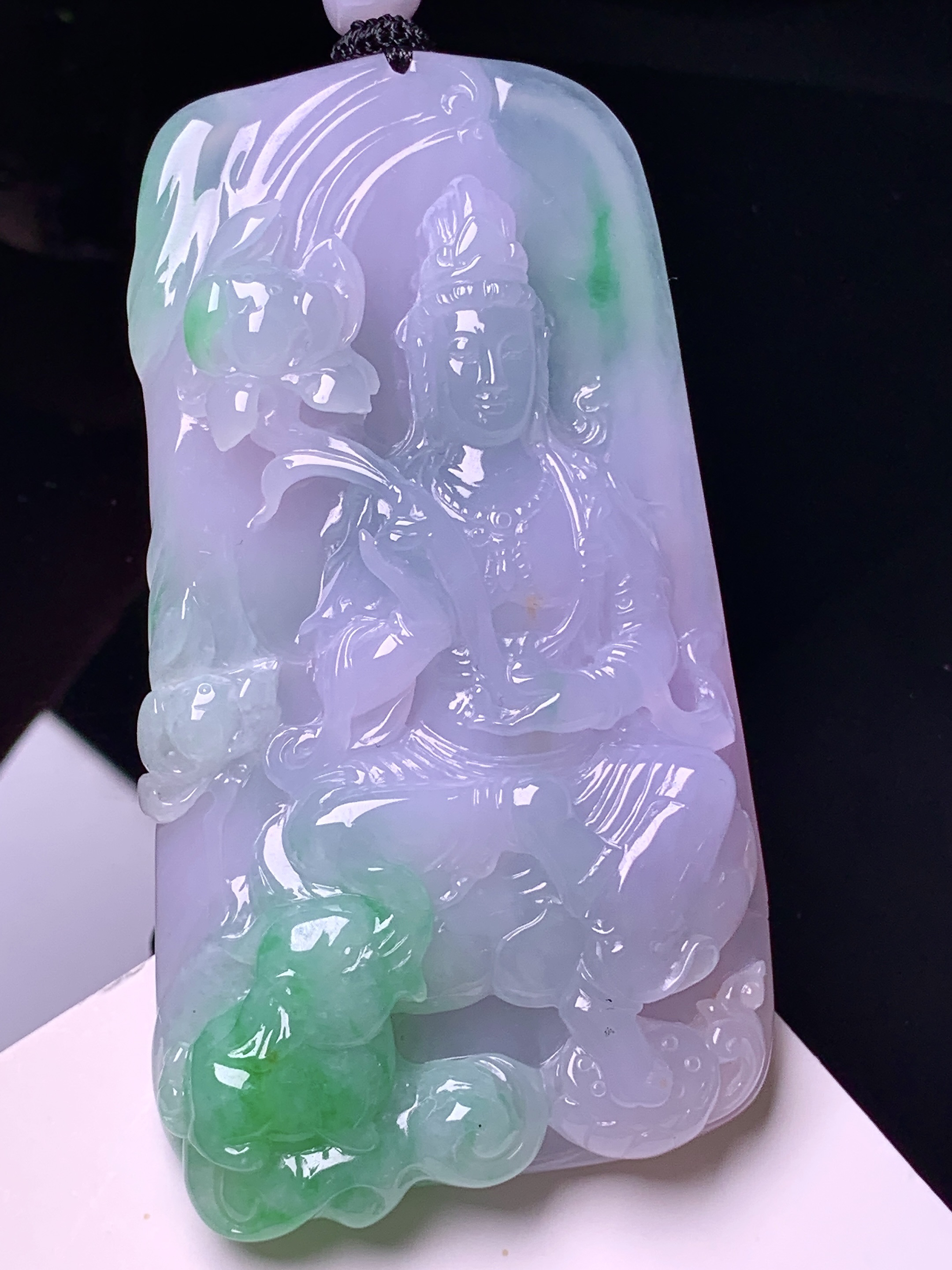 飘绿观音菩萨吊坠 玉质细腻 色泽艳丽清新 水润亮眼 整体尺寸77.5*41.2*10.8 w1