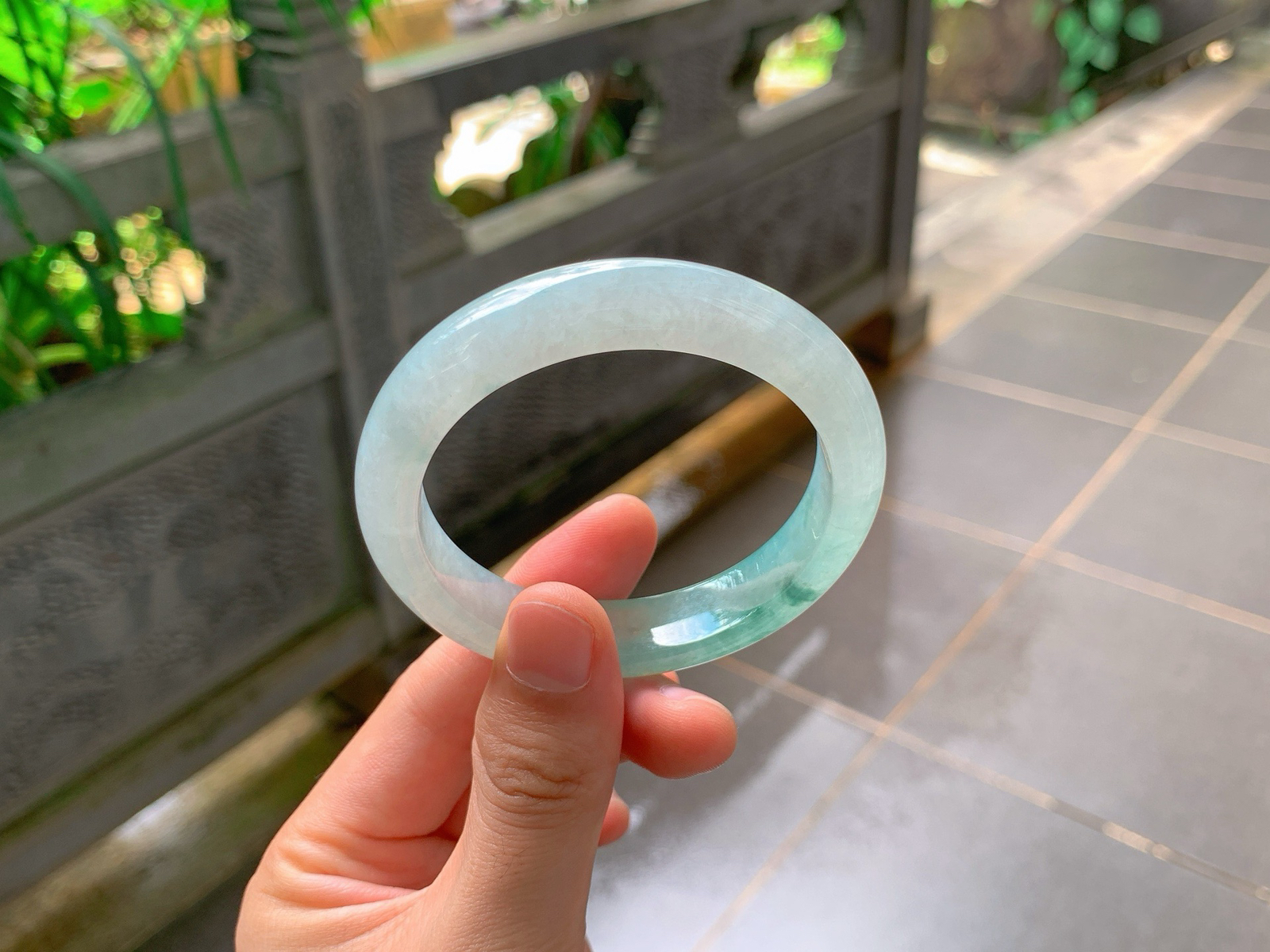 ｜56圈口
半山半水飘绿花平安镯
冰透水灵，清润底色晕染灵动绿花，清新脱俗