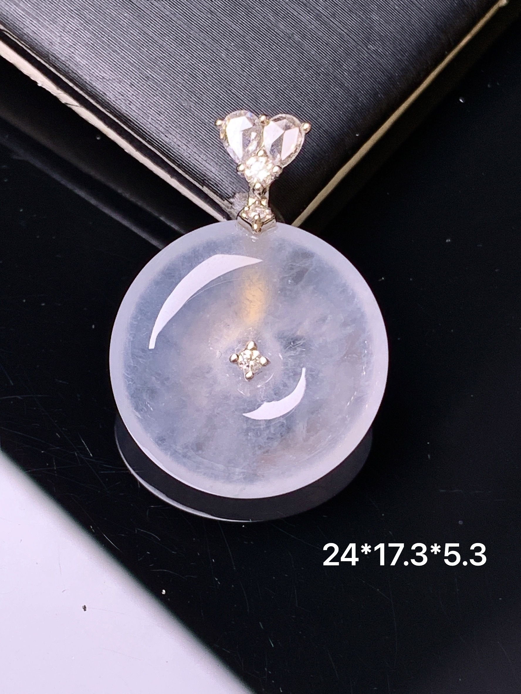 18k金钻镶嵌冰种平安扣吊坠 玉质细腻 色泽艳丽清新 水润亮眼 整体尺寸24*17.3*5.3 c1