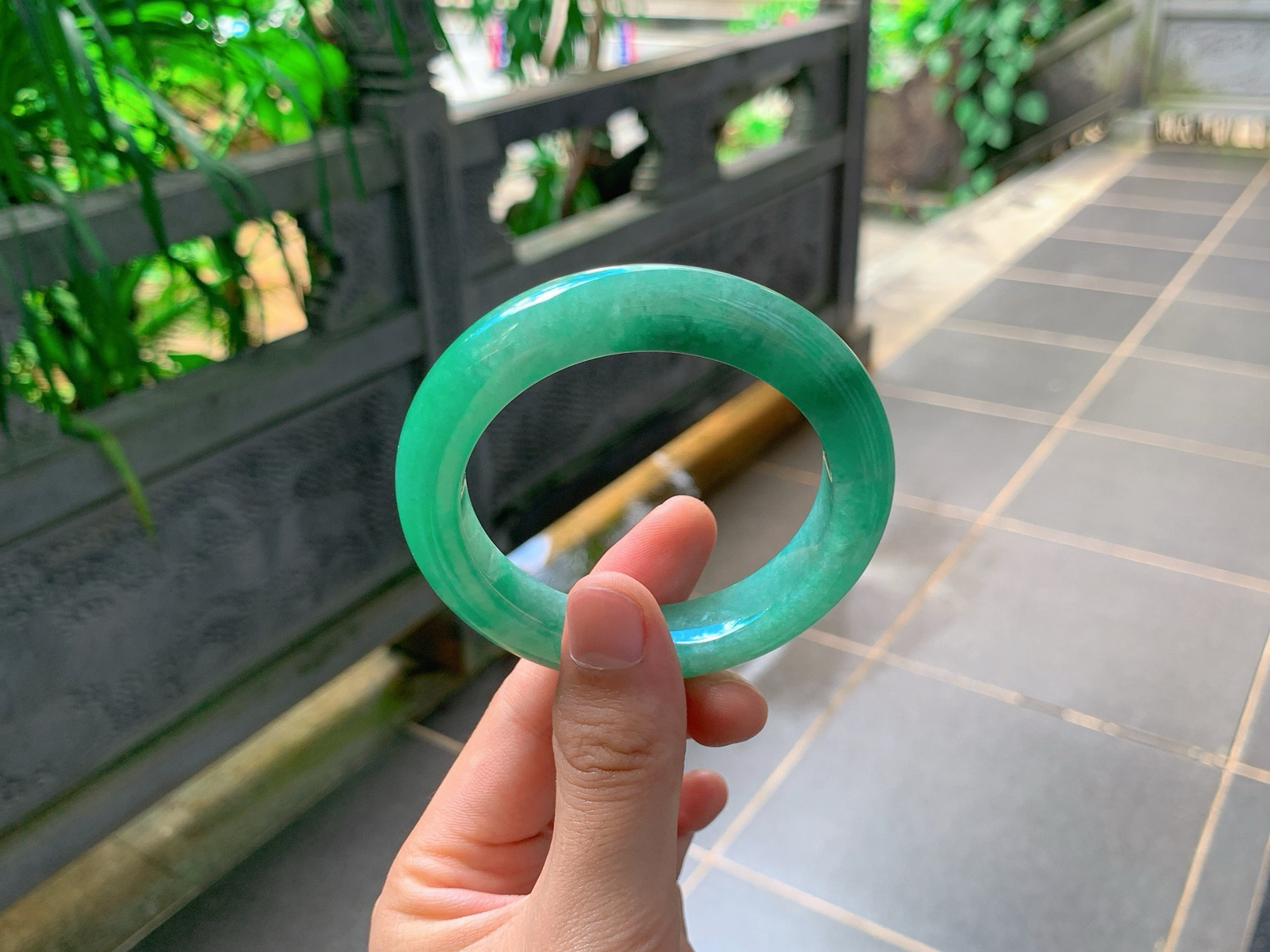️｜55圈口
满绿平安镯
浓郁鲜亮满圈翠色，玉质厚实细腻，上手贵气大方