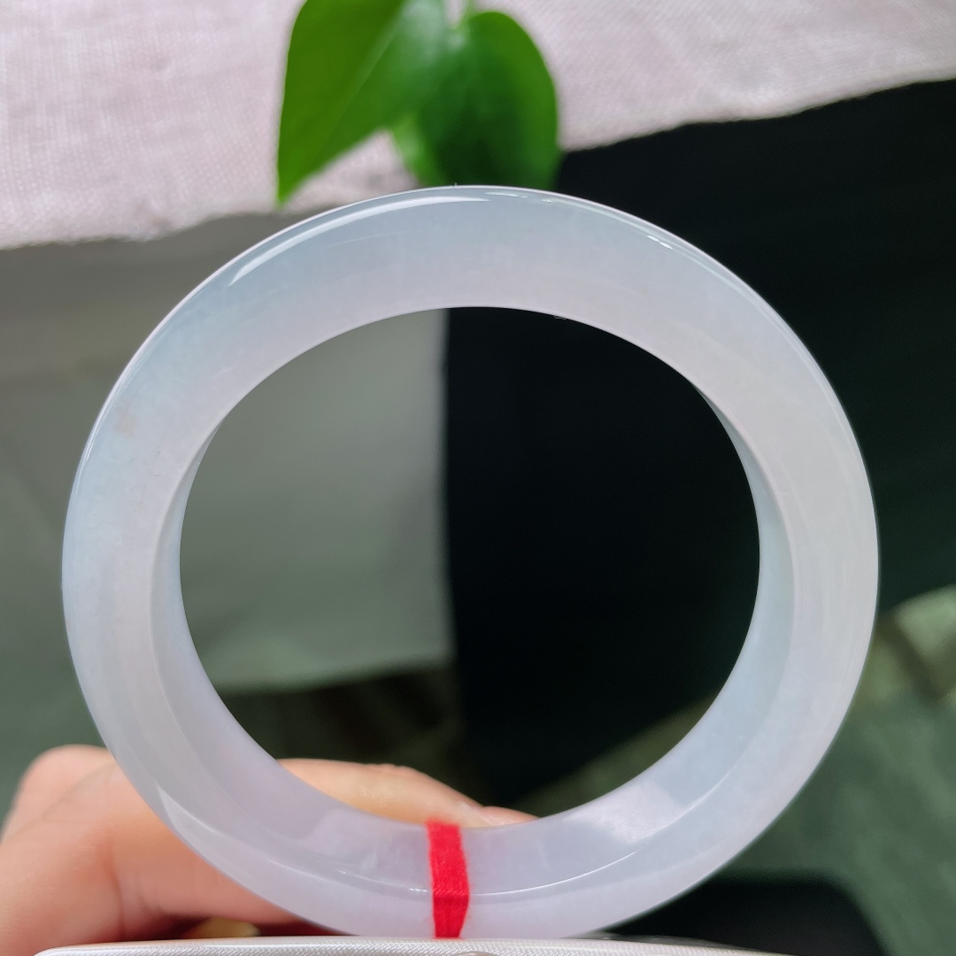 55.3/11.7/8.9，正圈，无裂，柔光缓缓游走镯身，不艳不烈，含蓄内敛，是属于玉石低调的氛围感。ss58058a