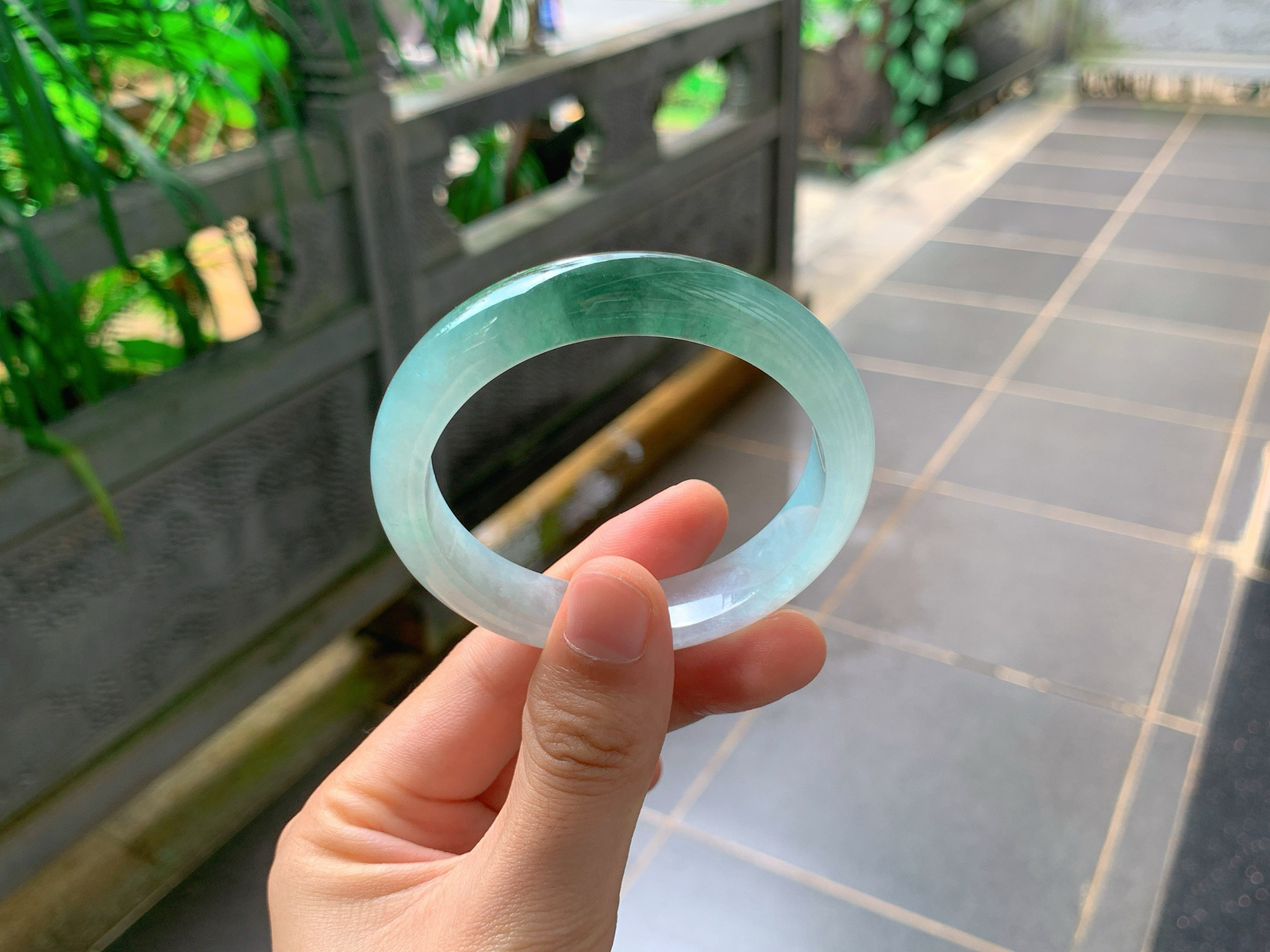 ｜55圈口
半山半水飘花平安镯
浓绿飘花随性流淌，意境唯美，翠影浮生