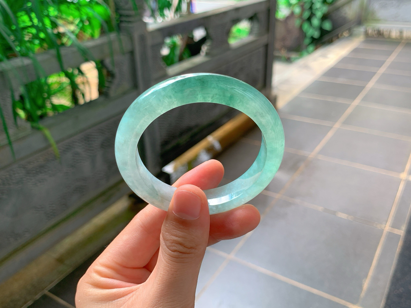 ｜55圈口
晴绿半山半水平安镯
通圈清润晴绿色，玉质通透水灵，清冷显白