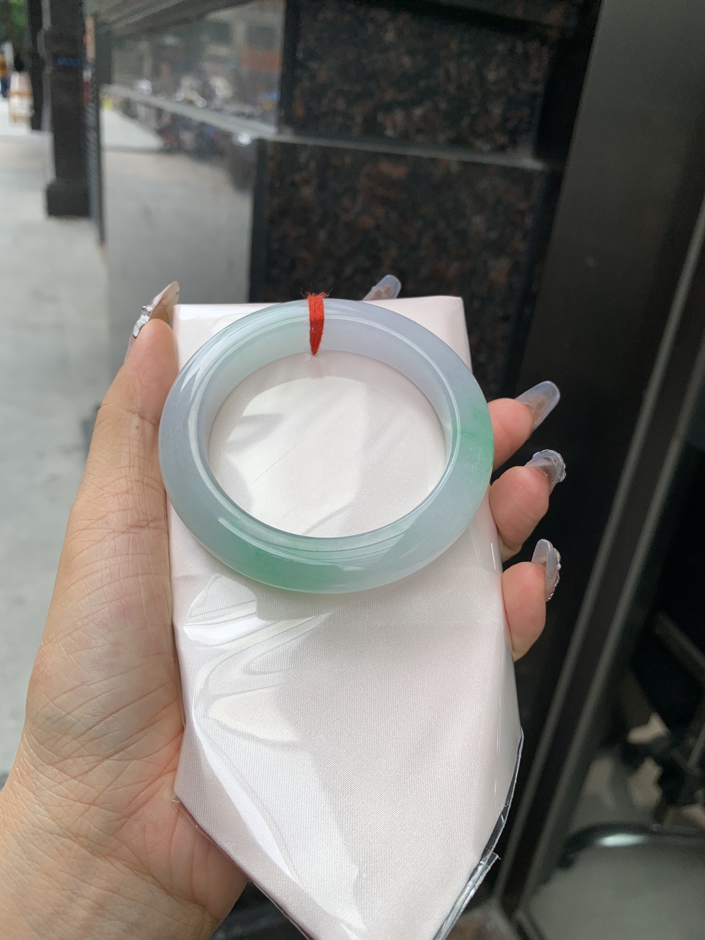 冰飘绿正圈,打灯细纹，玉质冰润细腻，清爽的底子飘几抹甜阳绿花，鲜活而灵动，犹如新冒的嫩芽，艳丽惹人