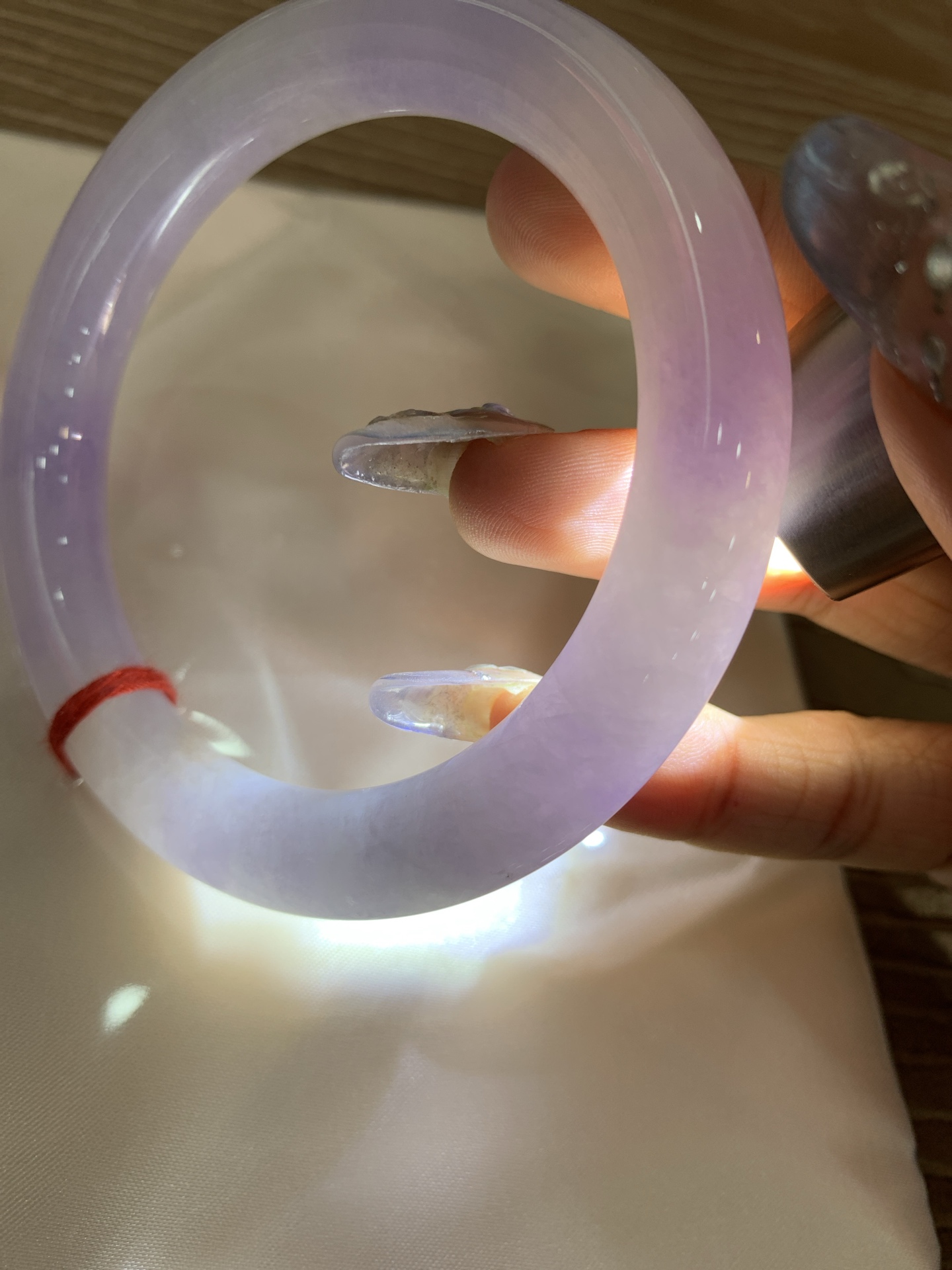 圆条，打灯细纹，底妆水润，满圈紫罗兰吸睛抢眼，浪漫迷人，仙气飘飘，优雅高贵显气质，感满满，满满紫罗兰底色均匀不失色，不同光线不一样视觉感受