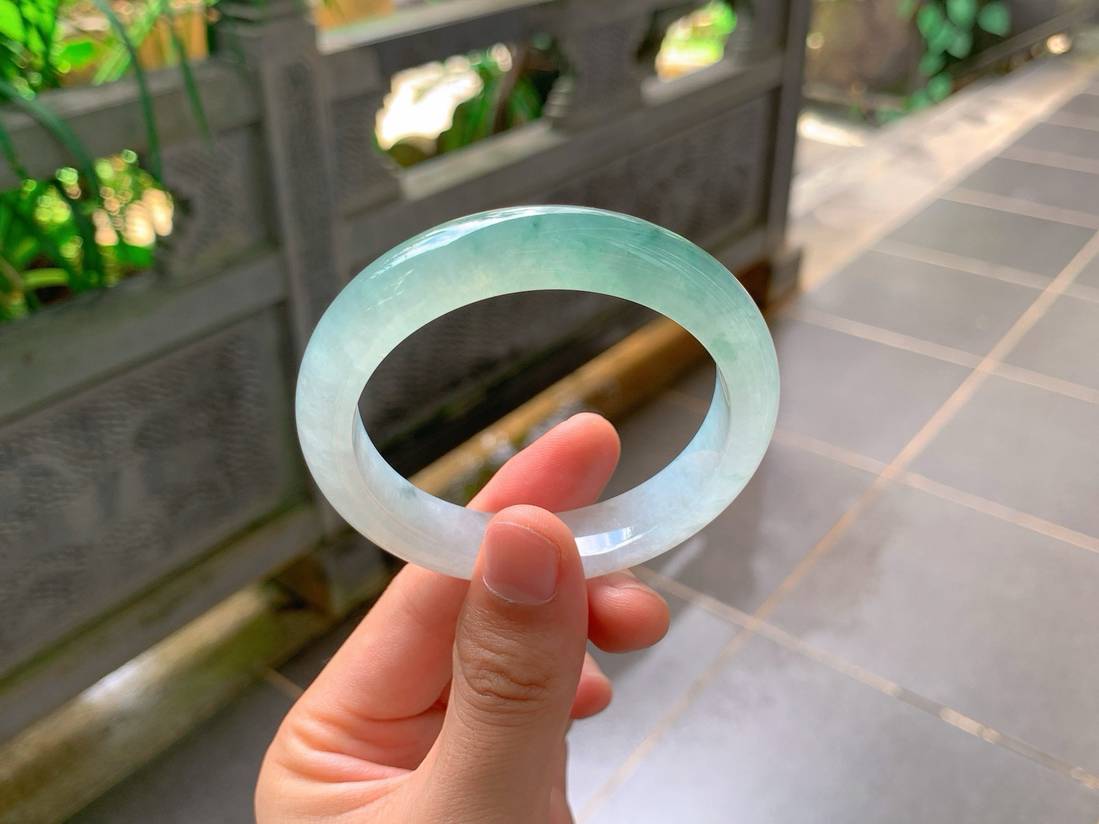 ｜56圈口
半山半水飘绿花平安镯
冰透水灵，清润底色晕染灵动绿花，清新脱俗