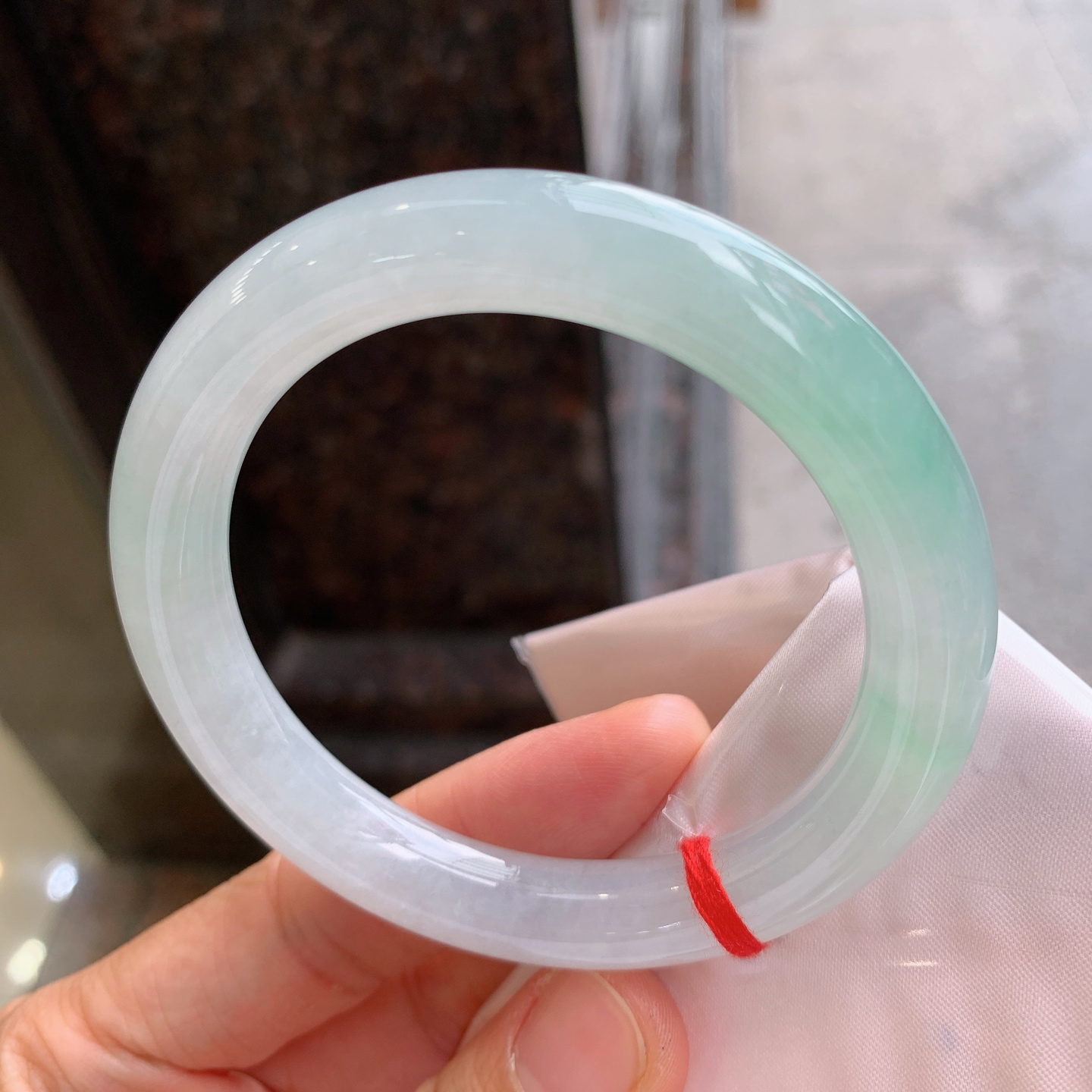 圆条冰飘绿，无裂，冰润