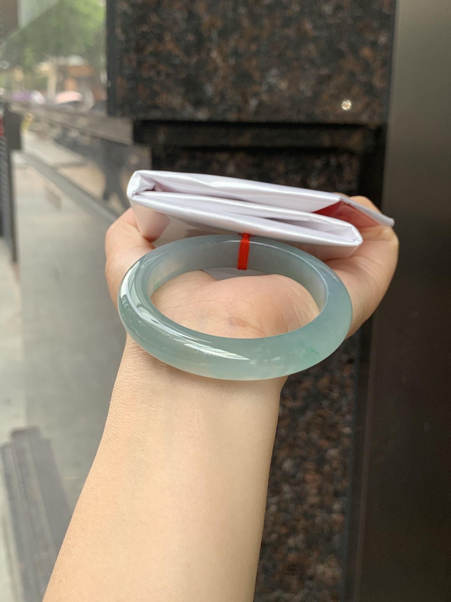 冰绿正圈,打灯纹裂，晴水底色清透如月光，几抹甜绿飘色灵动飘逸，像春日林间的溪水，清润又治愈。