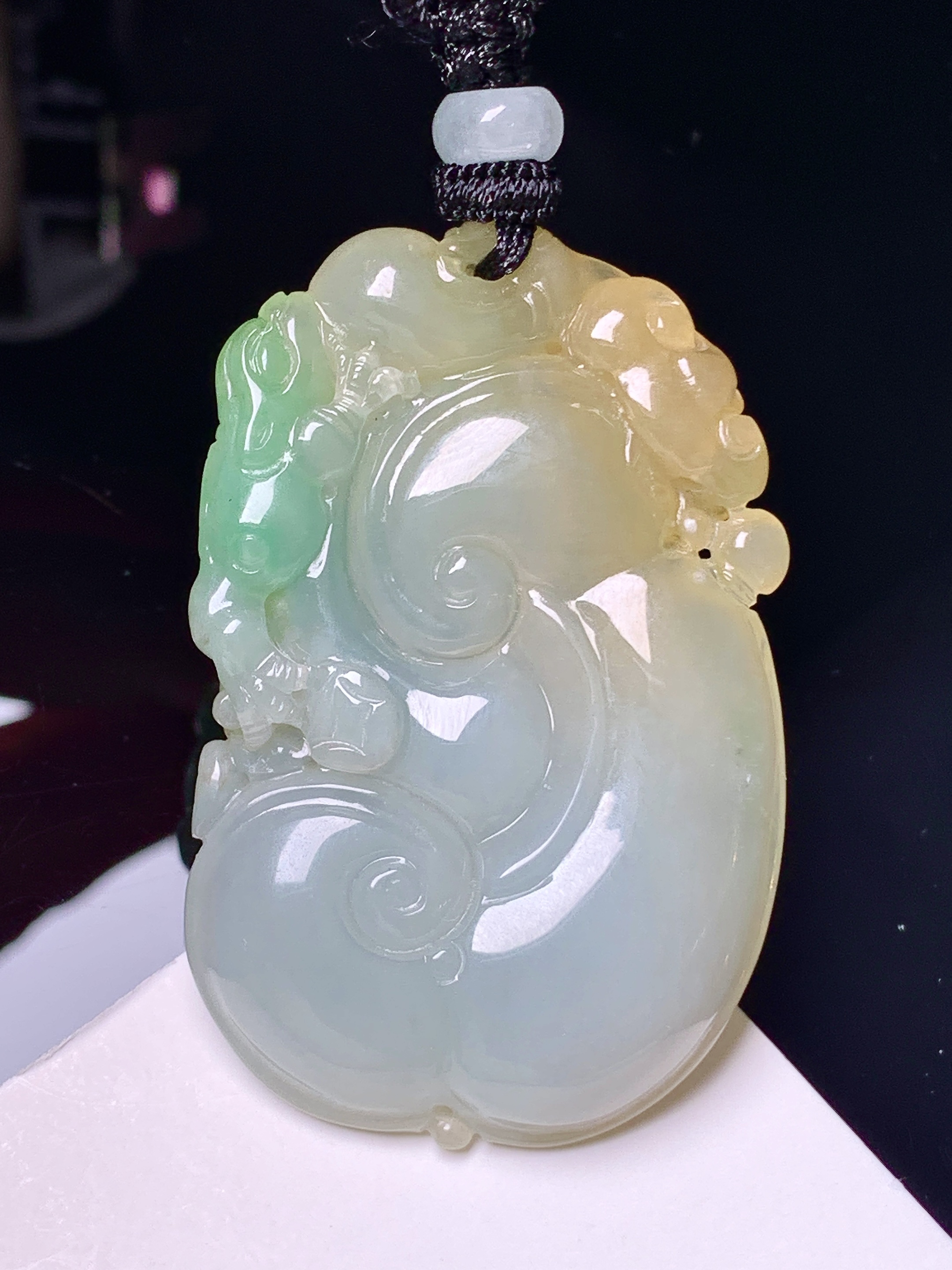飘黄绿翡如意吊坠 玉质细腻 色泽艳丽清新 水润亮眼 整体尺寸46.6*30.5*6.8 w1