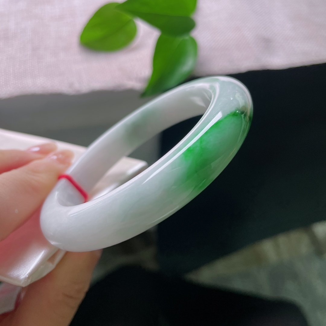 飘绿正圈，横纹，强烈和谐的色彩，清润白底沉静柔和，一抹辣绿热烈明媚，动静相融，是翡翠里经典耐看的国风款式。ss57977a