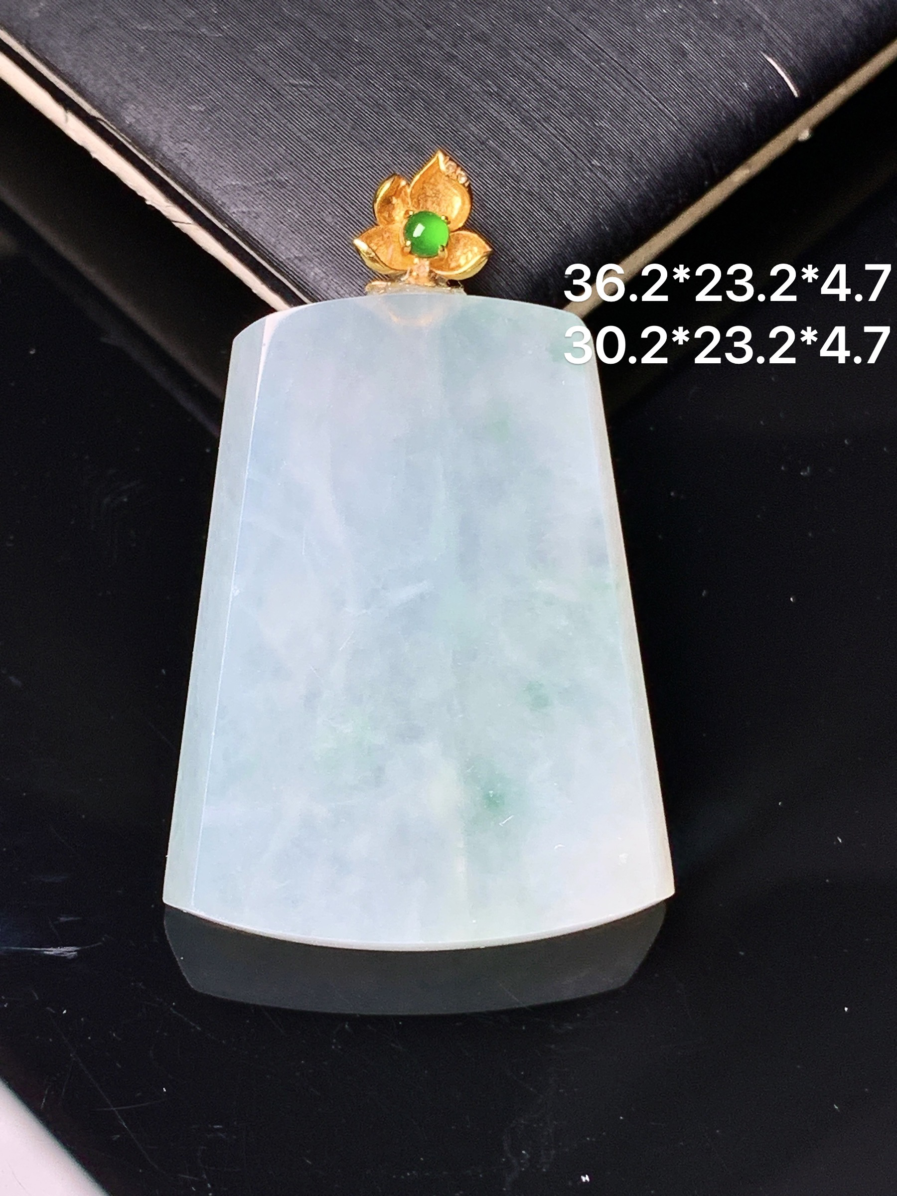 18k金镶嵌飘绿无事牌吊坠 玉质细腻 色泽艳丽清新 水润亮眼 整体尺寸36.2*23.2*4.7 c1