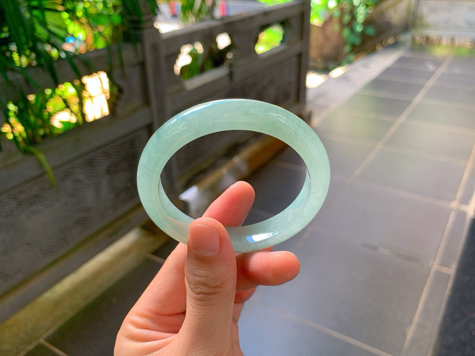 ｜57圈口
晴底飘花平安镯
整体清浅湖绿色，色调柔和均匀，翠色柔和，仙气十足