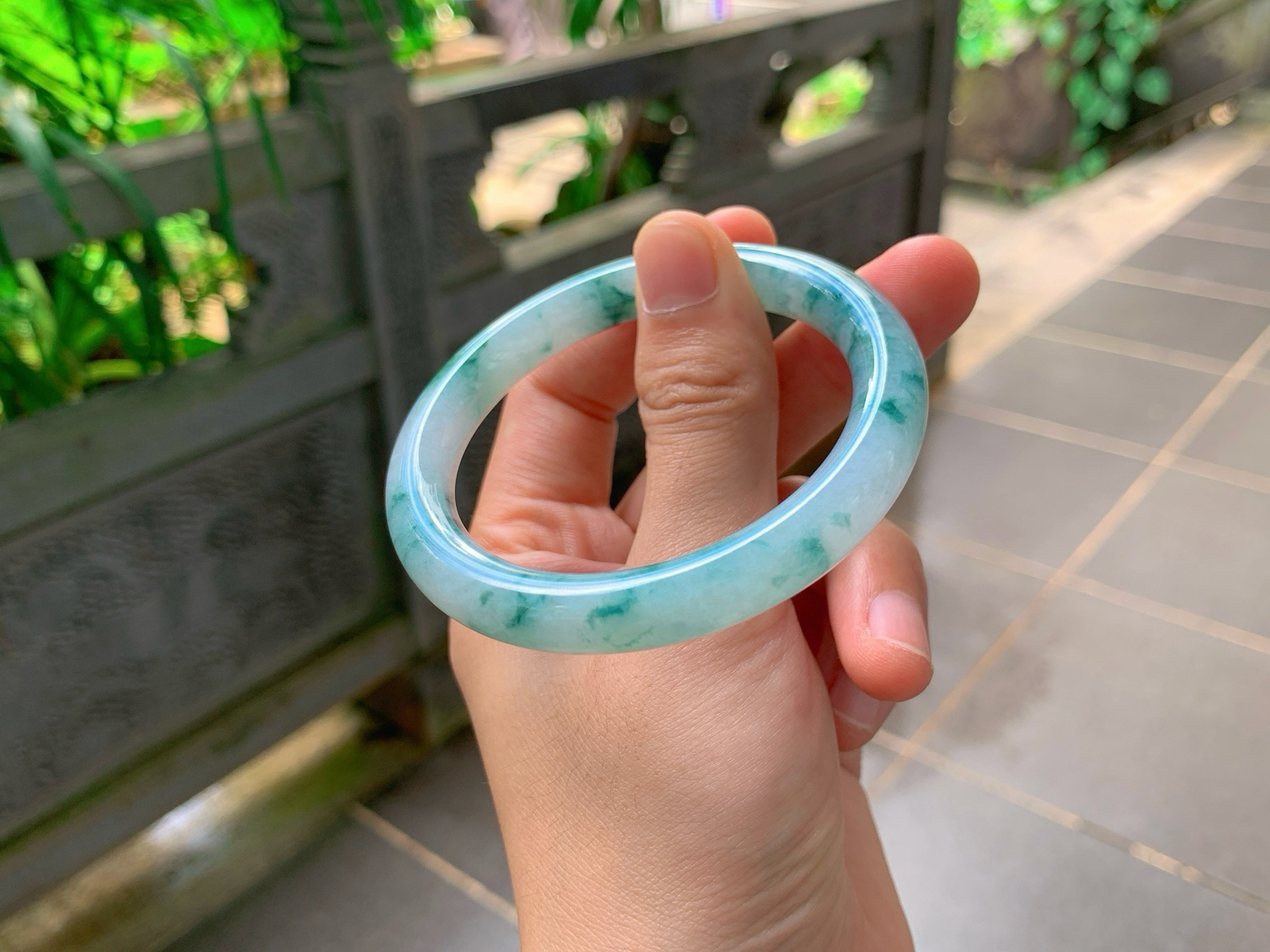 ｜57圈口
条粗：9.6
飘蓝花福镯
蓝花肆意晕染散开，灵动写意，飘逸仙气