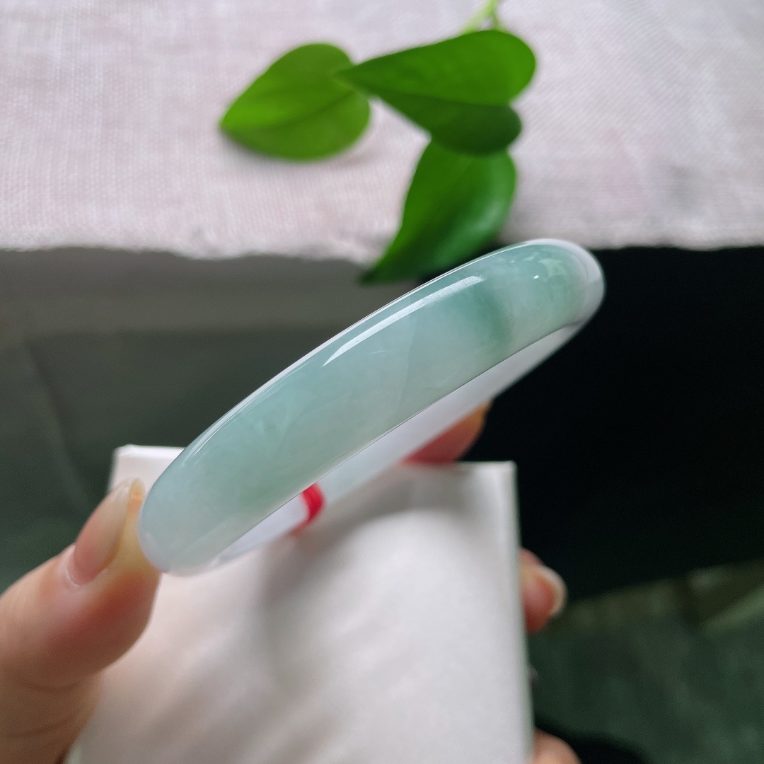 蓝底正圈，有纹，翠色淡淡晕染铺开，绿调清新柔和，不浓不艳，如同夏日湖面漾开的绿意，干净又治愈。ss57961a