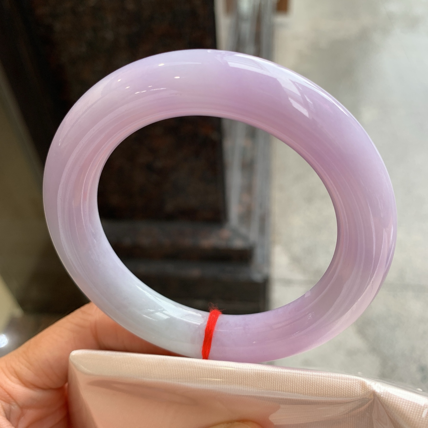 圆条粉紫，有纹微扣，尺寸：56.6/12.2，见光不失