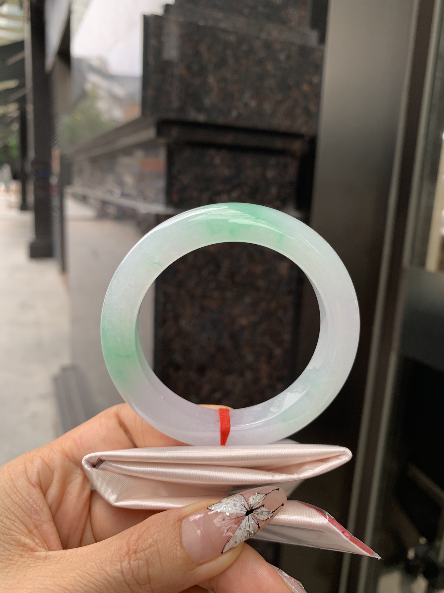 冰飘绿正圈,打灯细纹，玉质冰润细腻，清爽的底子飘几抹甜阳绿花，鲜活而灵动，犹如新冒的嫩芽，艳丽惹人