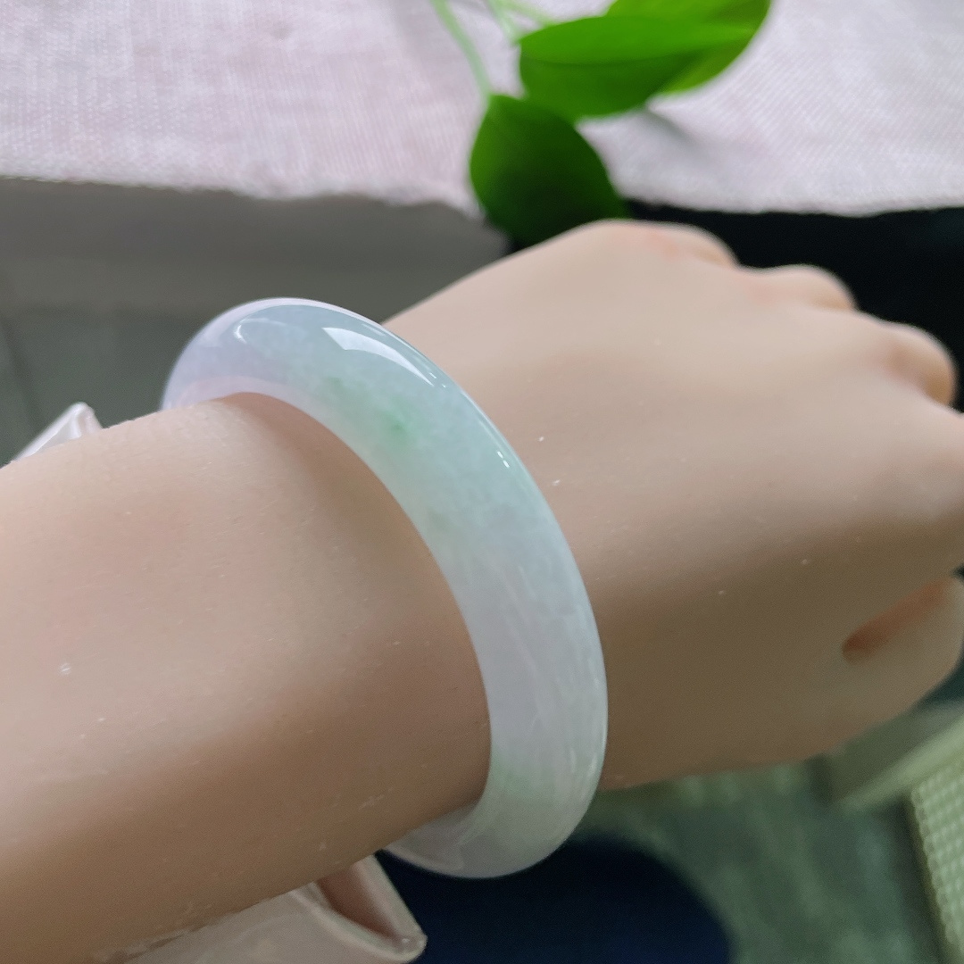 50.5/11.3/8.0，飘绿正圈，一点皮纹，玉质通透干净，水光内敛，尽显玉石温润本色。ss58350a