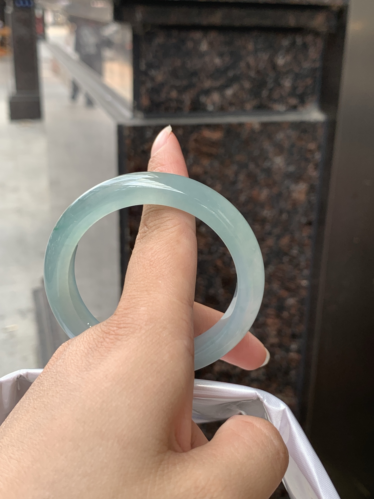 冰绿正圈,打灯纹裂，晴水底色清透如月光，几抹甜绿飘色灵动飘逸，像春日林间的溪水，清润又治愈。