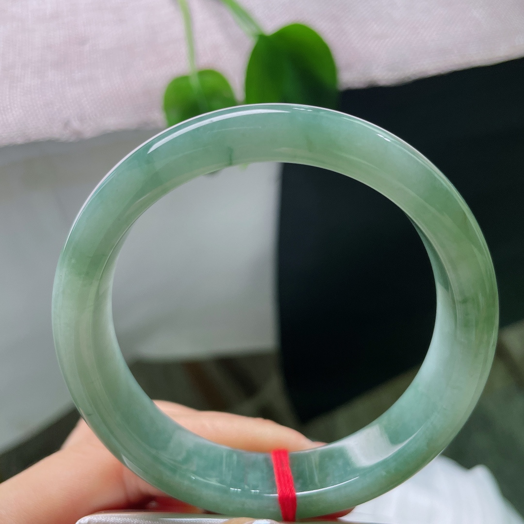 56.3/12.8/9，飘花正圈，有棉线，色沉如水墨晕染，玉质细腻油润，光泽内敛沉稳，端庄大气中透着一股沉静力量。ss57569a